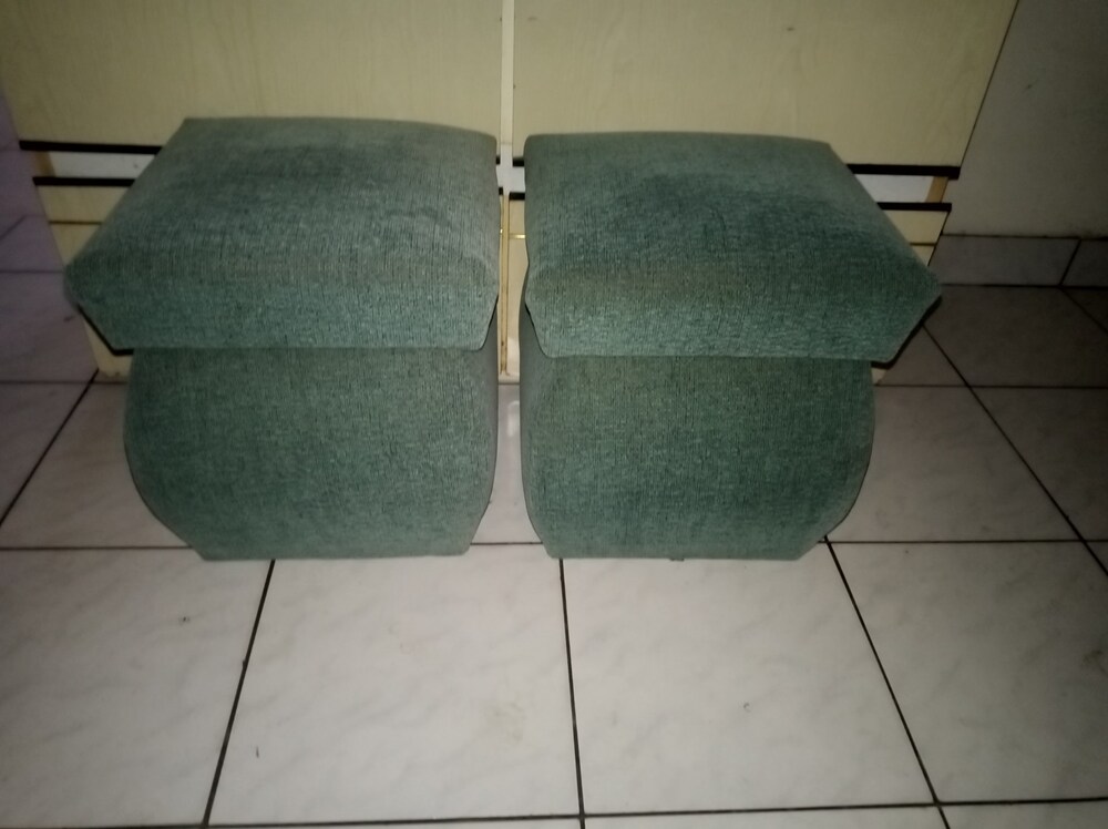 2db türkiz puff, lábtartó, ülőke megkímélt