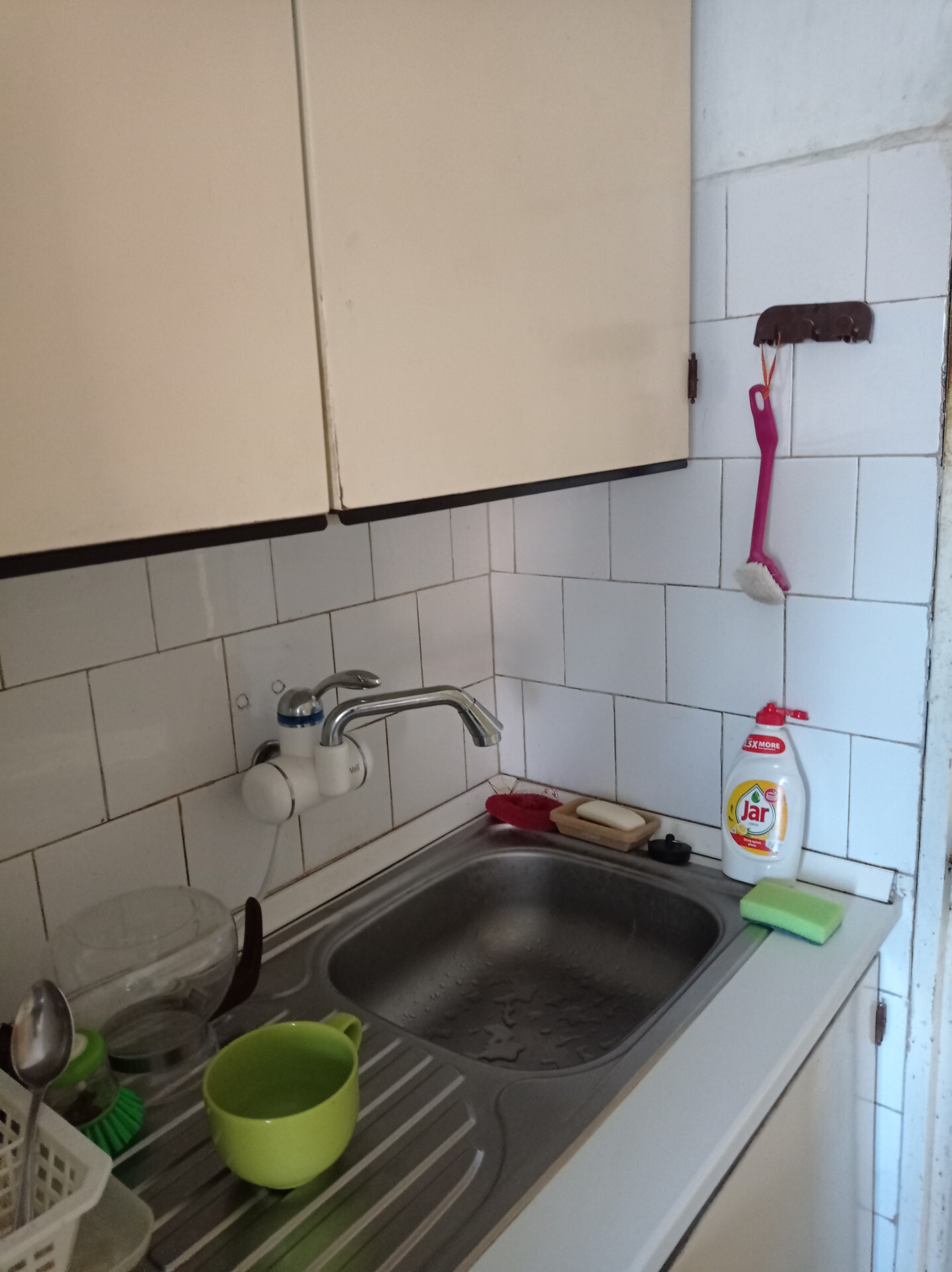Békéscsabán az Áchim A. lakótelepen kétszintes téglaépület első emeletén 1+2 félszobás lakás eladó.