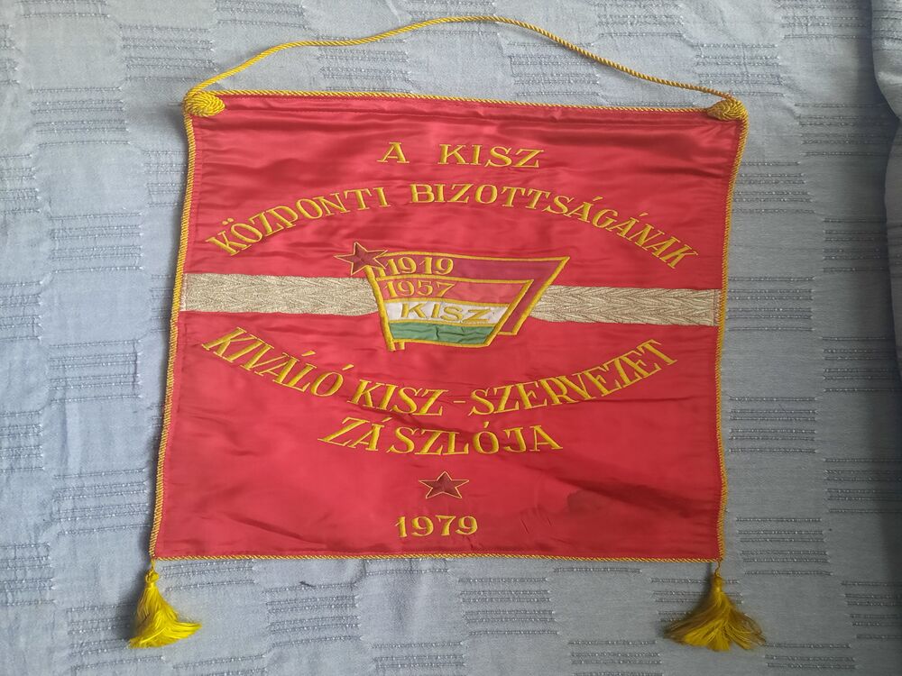 Régi Hímzett Zászló A KISZ Központi Bizottságának Kiváló KISZ-Szervezet Zászlója 1979