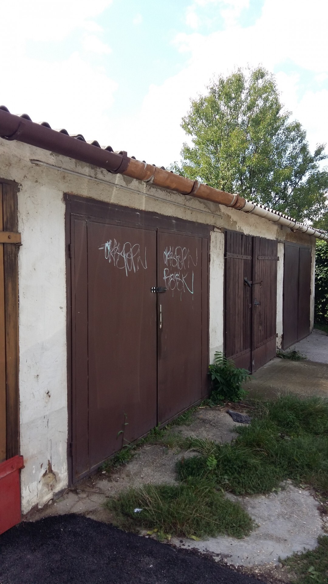 Tatabányán a Népház mögött garázs eladó