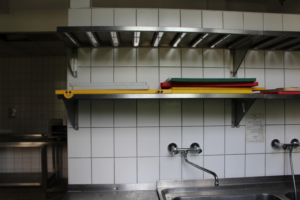 Fali polc konzollal perforált, 110×40 cm saválló acélból újszerű állapotban eladó.