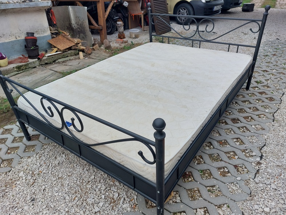 Fekete fém vázas francia ágy 140 x 200 cm a képen látható állapotba az ágy használt.  A matrac mosható huzatú téli nyári oldalas 2 db léc törött lapra van szerelve már.Ár;40 ezer ft. Esetleg csere is.