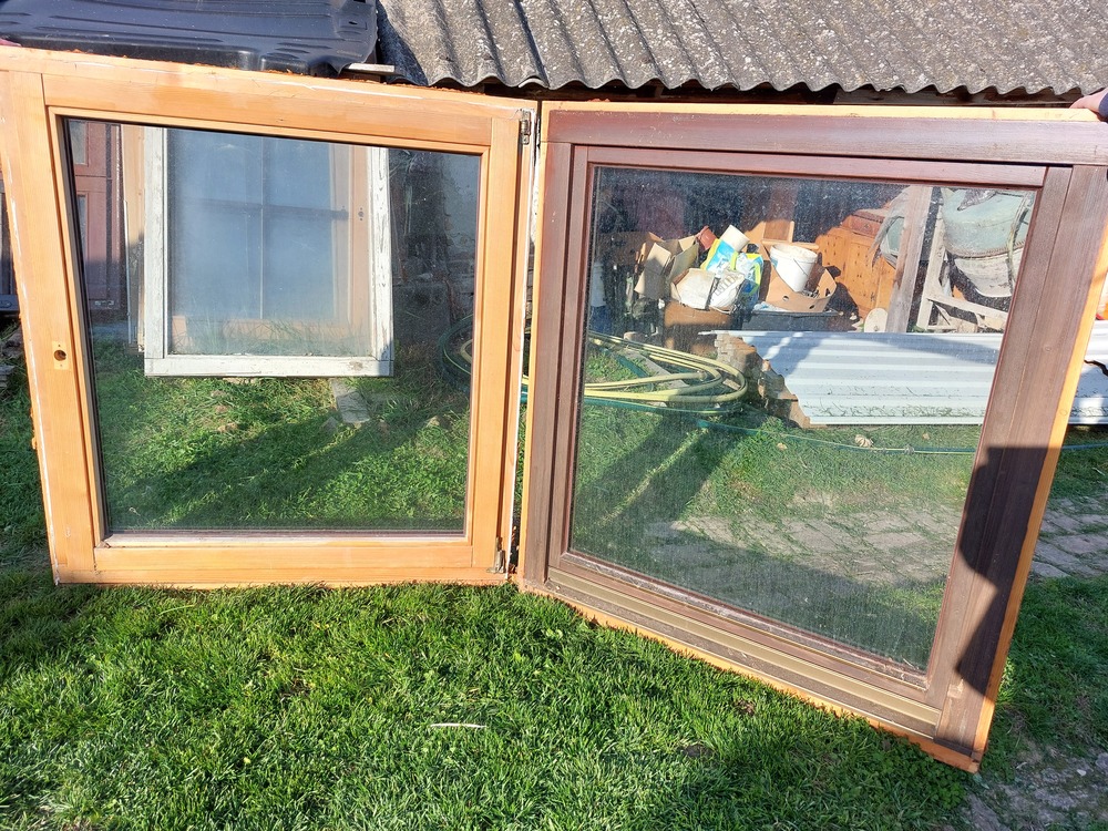 Hőszigetelt fa bukó-nyiló ablak kép szerinti állapotba eladó elcserélhetők. Méret sz-m. 2 db 107 x 119 cm 1 db 114 x 119 cm Egybe történő vételnél 32 ezer ft /db.