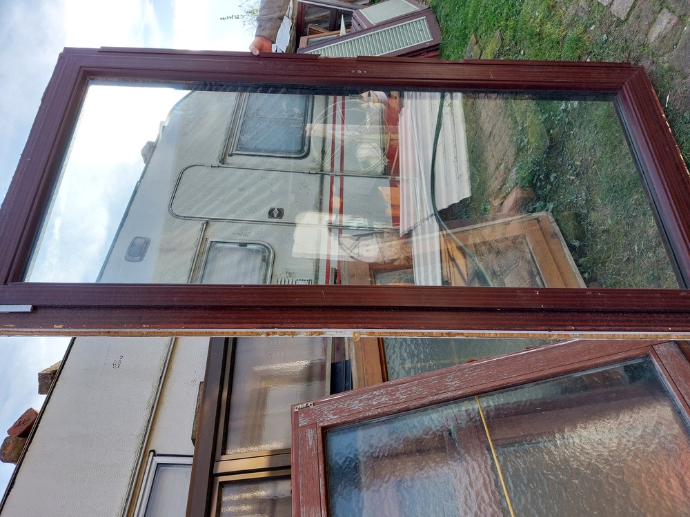 Erkély ajtó aluboritás  kivűl bukó-nyiló hőszigetelt kép szerinti jó állapotba 108 x 214 cm hőszigetelt nehéz massziv darab. Eladó elcserélhető ára 45 ezer ft.