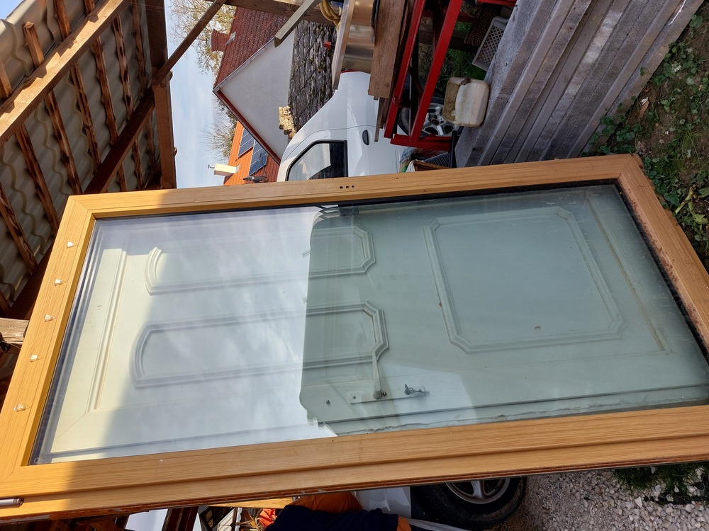 Műanyag erkély ajtó 108 x 214 cm hőszigetelt belső kilincses a képen látható bukó-nyiló állapotba nehéz mint a fene kivül alu boritással vastag tokkal.Eladó-elcserélhető ára 45 ezer ft.