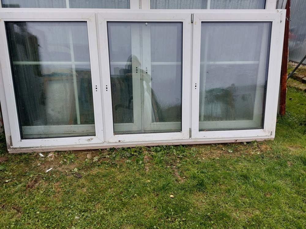Műanyag mind a 3 szárny bukó-nyiló hőszigetelt kivül aludekor kép szerinti jó állapot 2 réteg üveg.Méret 259 x 126  az eggyik szárny levágható akkor 176 x 126 cm.Ára 75 ezer ft. Esetleg csere is.
