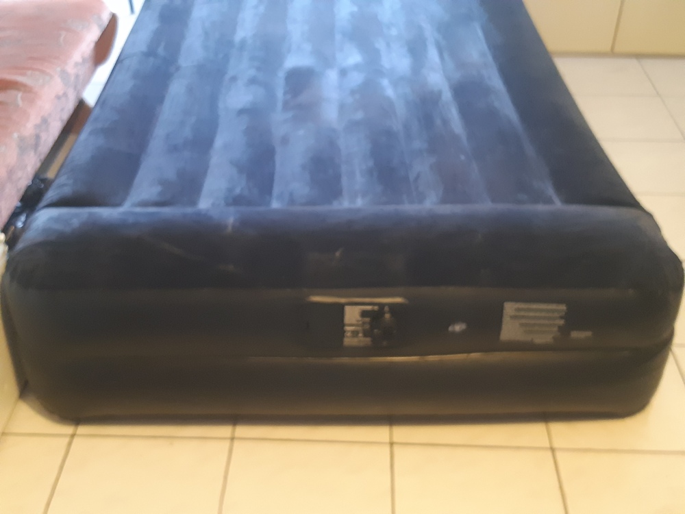 Amazonbasics felfújható matrac 140x195cm beépített kompresszorral
