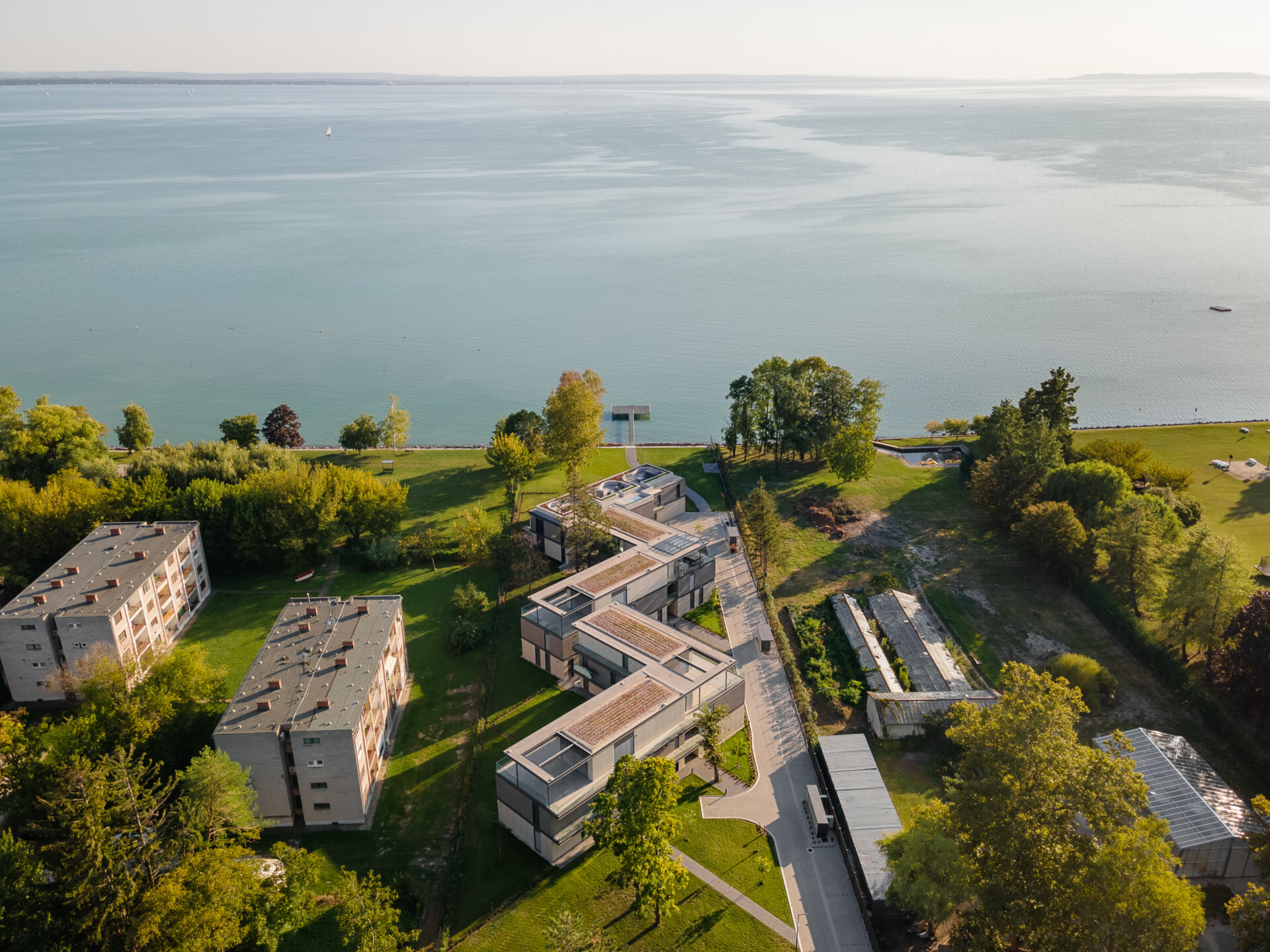 Eladó vízparti luxus panorámás penthouse nyaraló Balatonakarattyán!