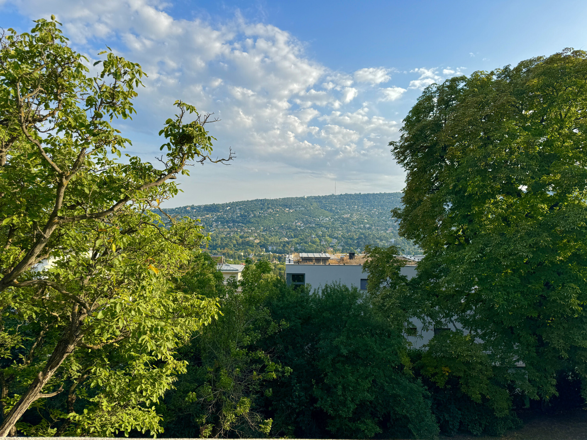 Vérhalmon panorámás 3 szobás otthon dupla erkéllyel
