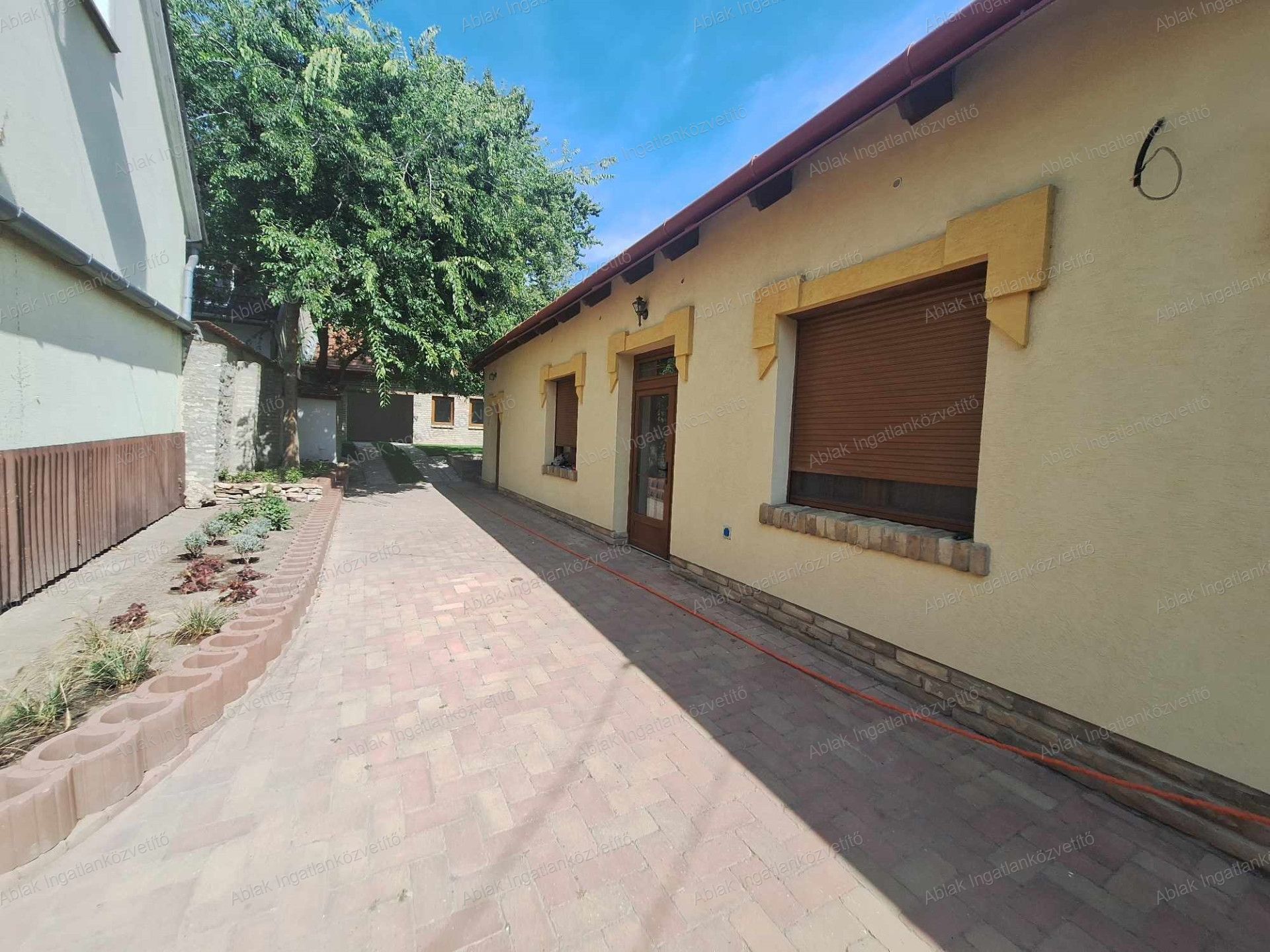 Kecskemét belvárosában, 336m2-es teken, 100nm-es, nappali +2szobás, teljesen felújított családi ház eladó.