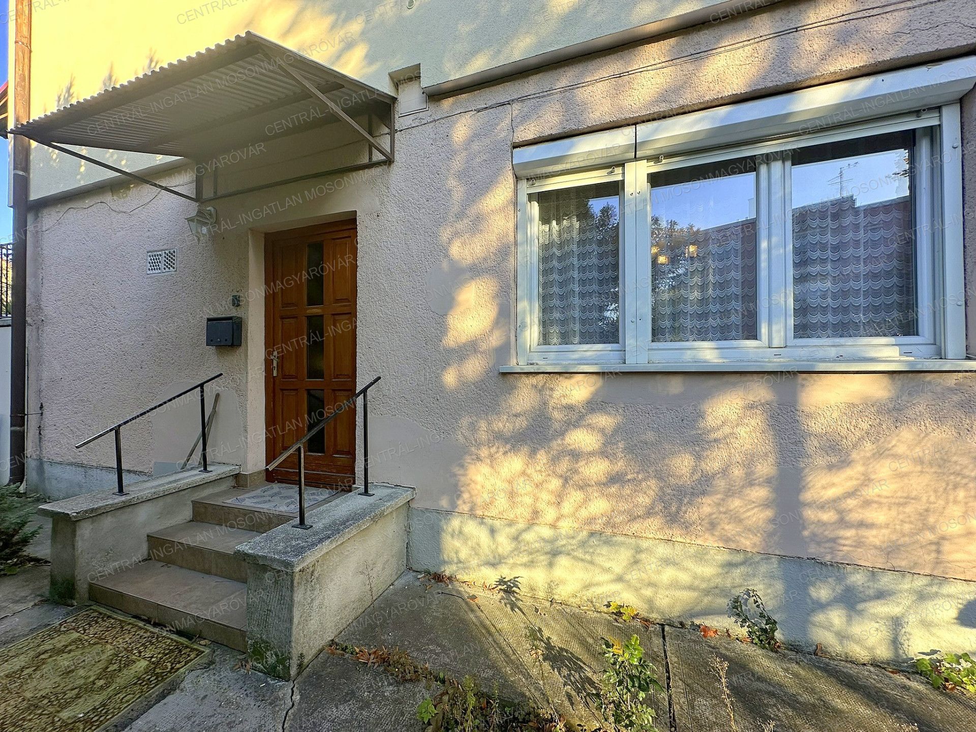Földszinti lakás, 2 önálló szoba + kertrész + tárolók! 