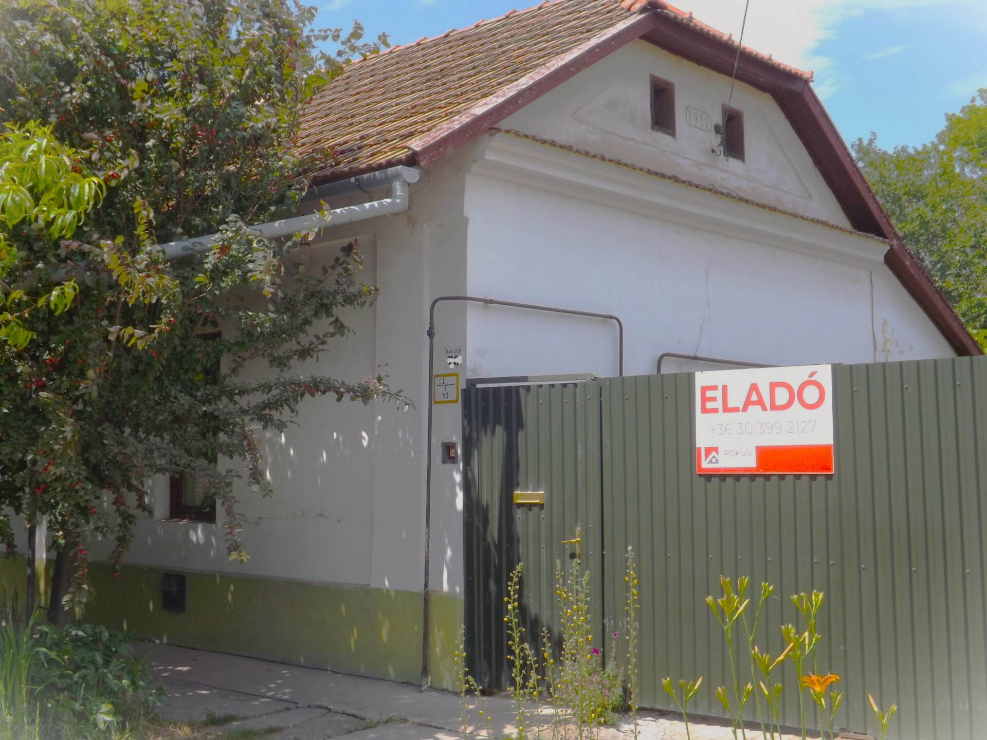 Eladó! Szarvas kertváros, jó helyen lévő házikó, pár perc sétára található, óvoda, boltok, játszótér!!