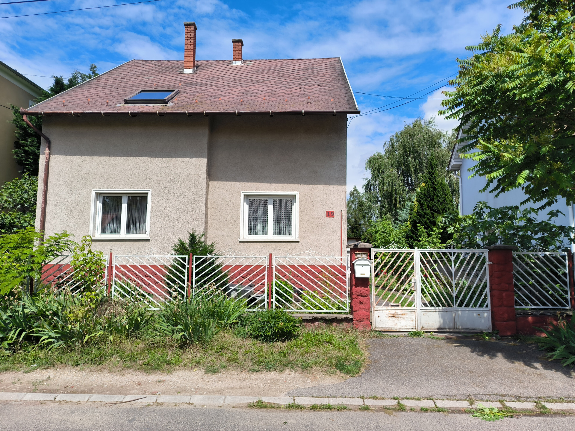 Győr-Nádorvárosban a Téglavető utcában családi ház dupla garázzsal, sok lehetőséggel eladó. 