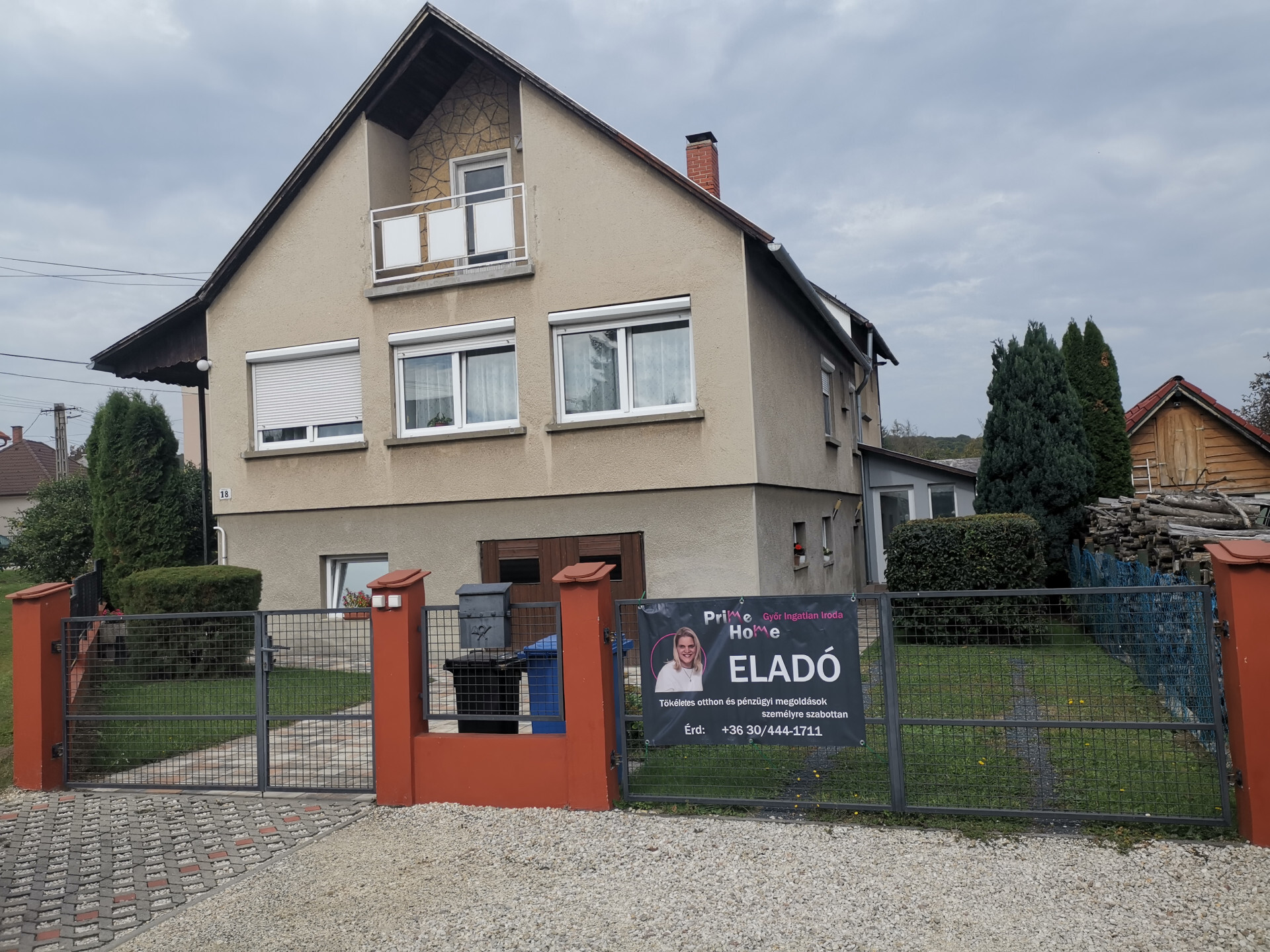 Összeköltözök, vállalkozók figyelem! 2 generációs, 2 lakásos családi ház eladó!