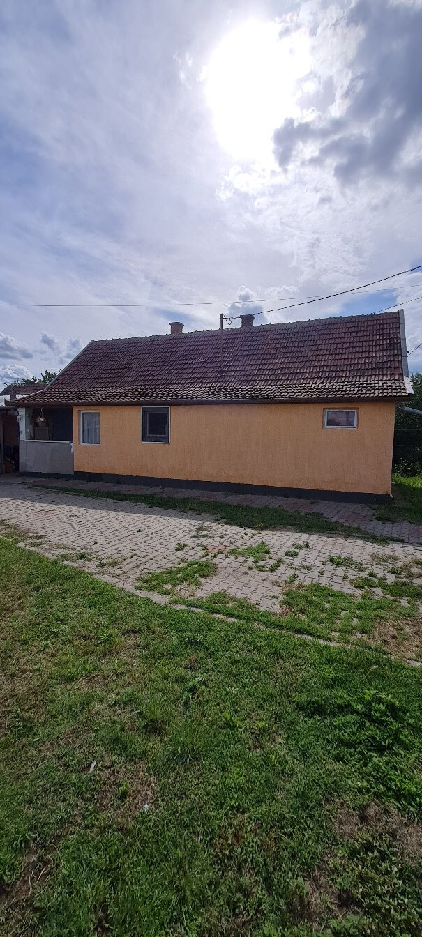 Frekventált elhelyezkedésű családi ház eladó Farmoson!