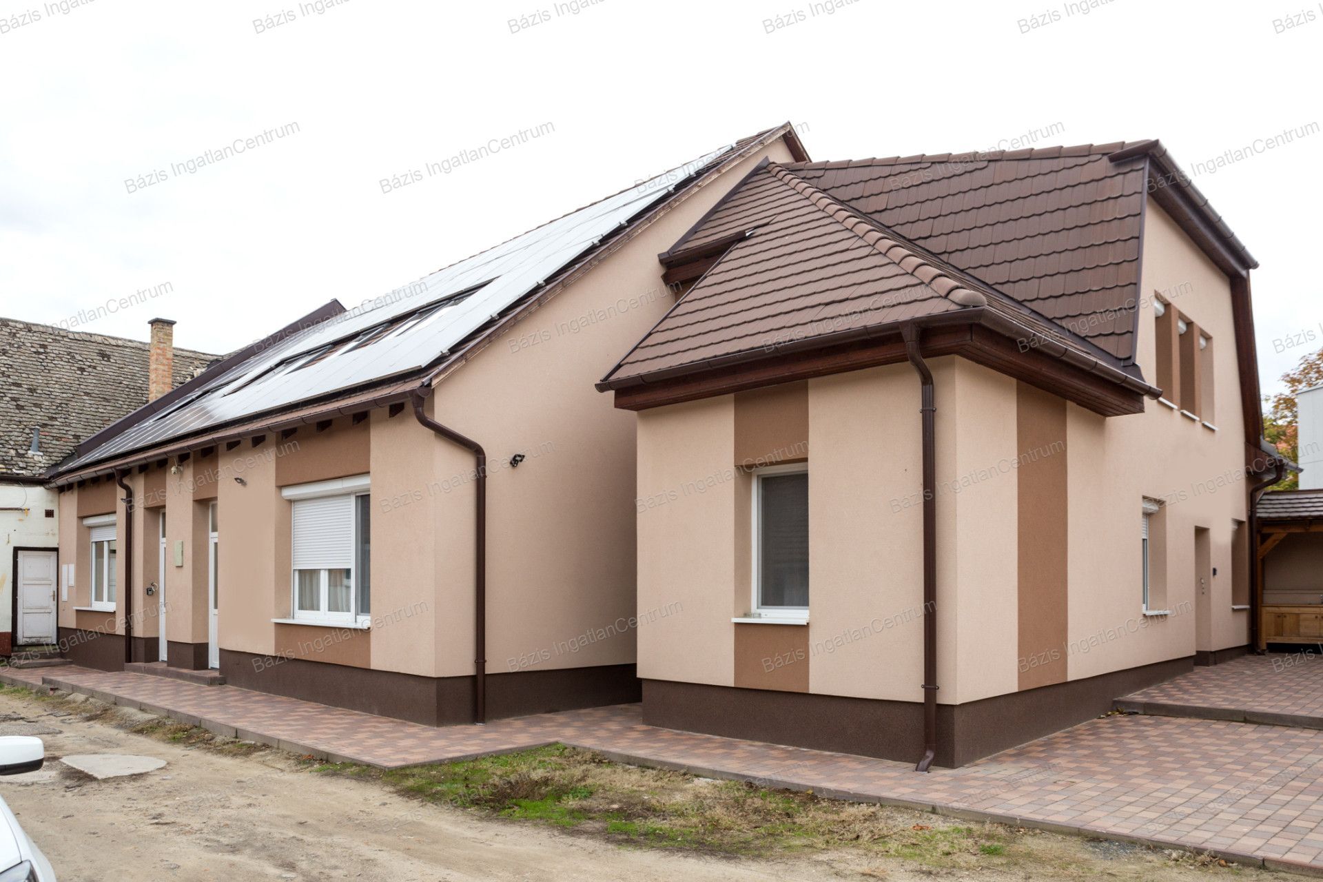 Baján modern belvárosi apartmanház eladó