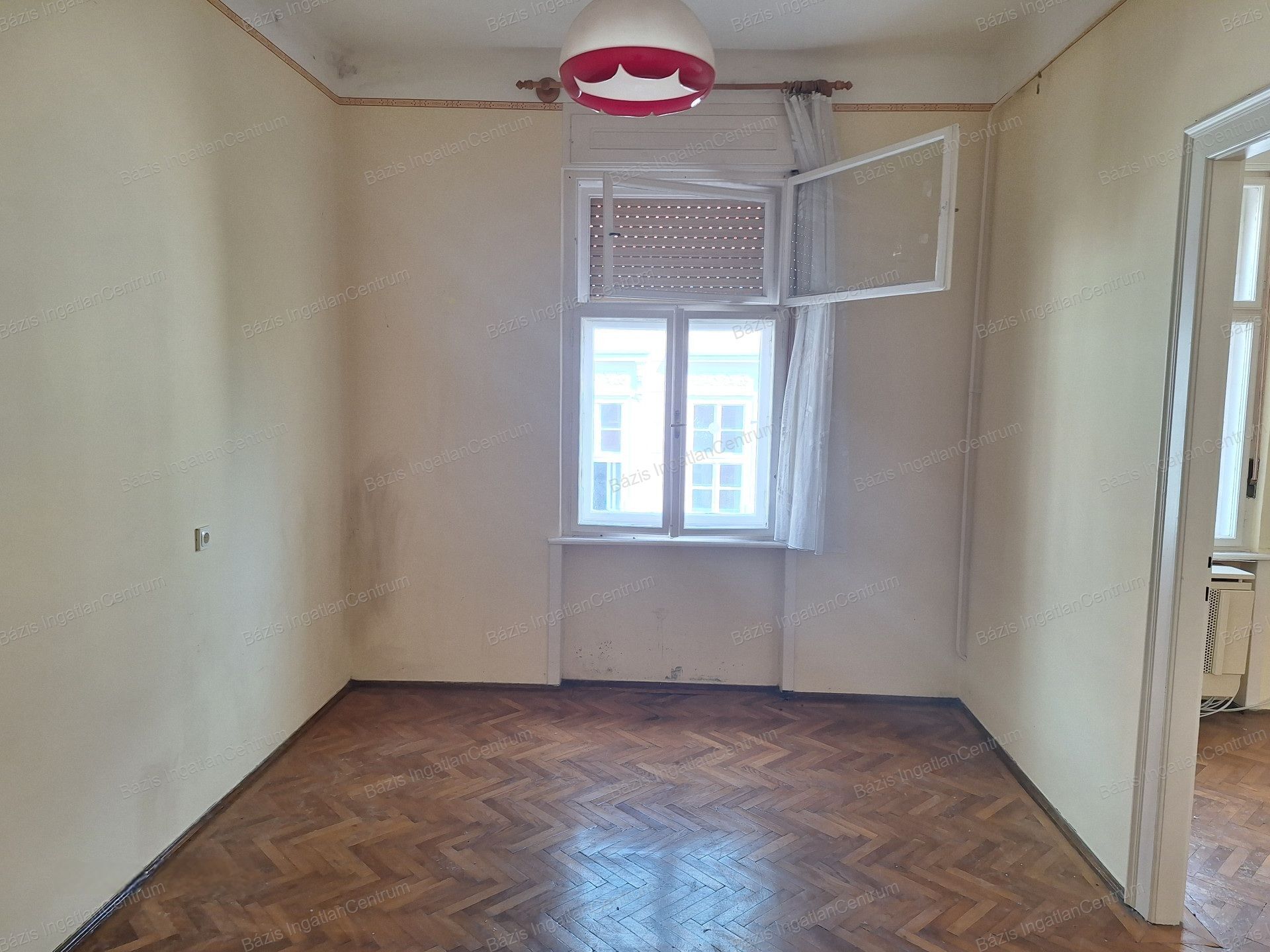 Baján a Jelky téren 2. emeleti lakás + garázs eladó