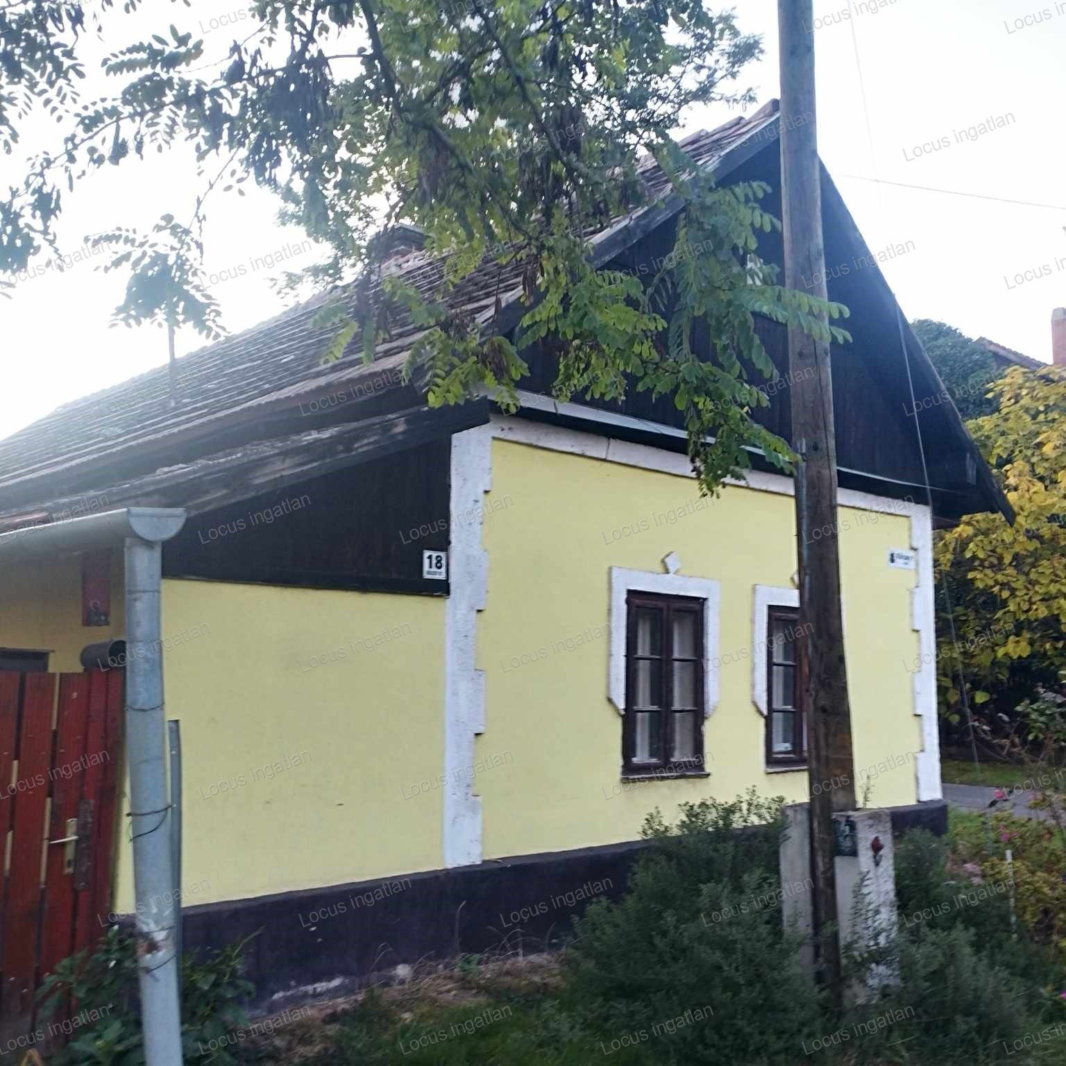 Törökszentmiklóson központjában kis családi ház eladó