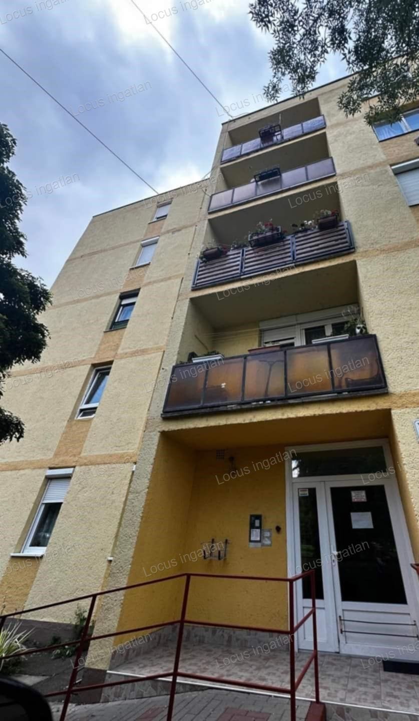 Törökszentmiklós központjában 2 szobás lakás eladó