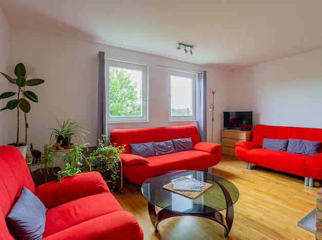 Bicskén eladó egy modern, bútorozott családi ház csodás természeti környezetben!