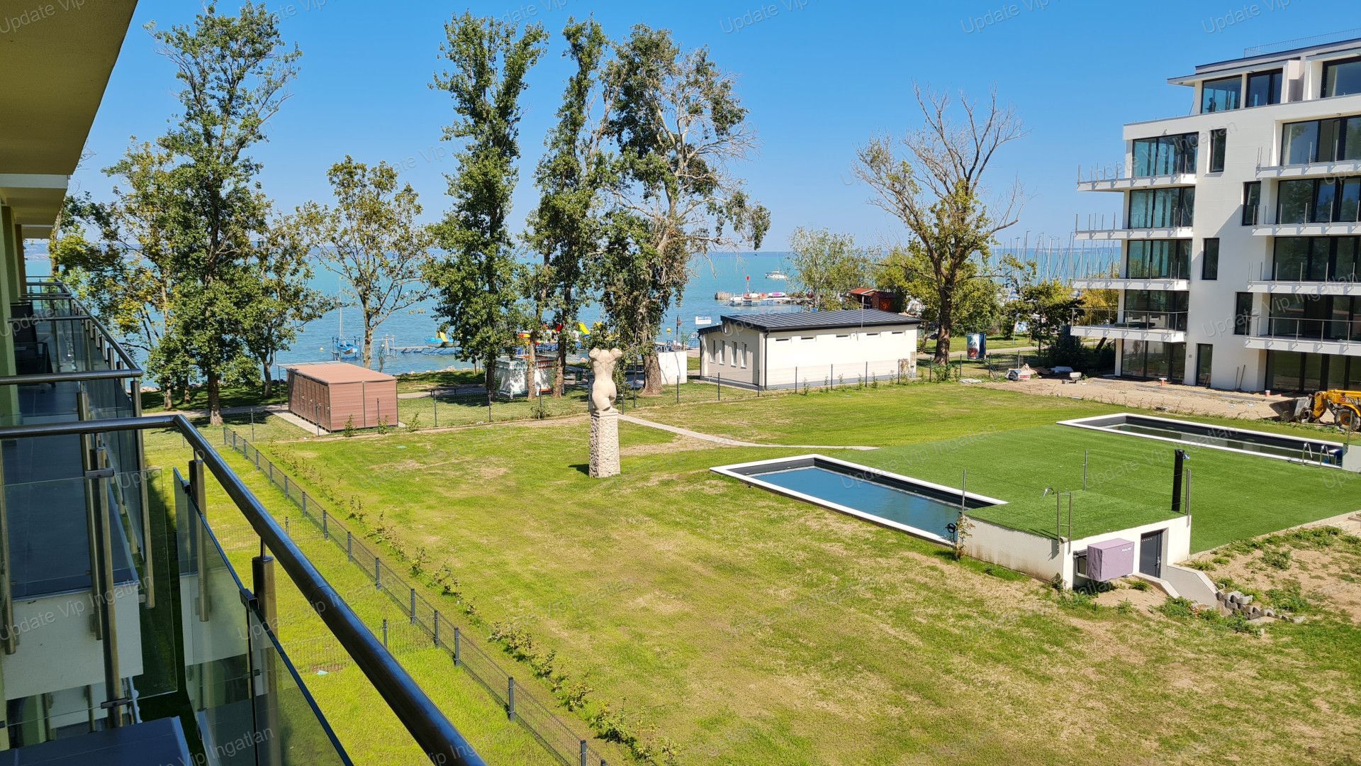Siófok ezüstparton, új építésű, vízparti, panorámás, medencés lakás eladó!