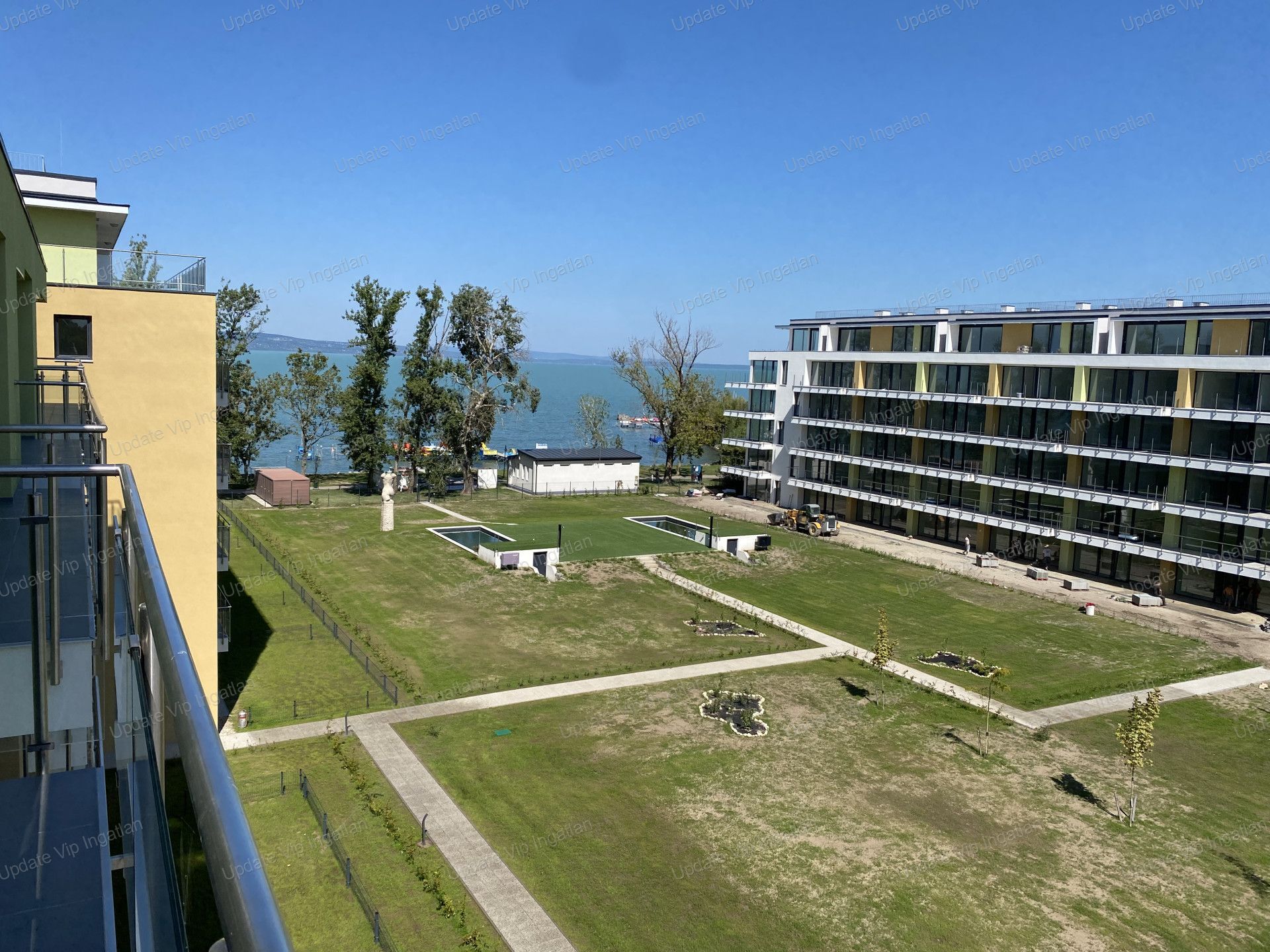 Siófok ezüstparton, új építésű, vízparti, örökpanorámás, medencés lakás eladó!