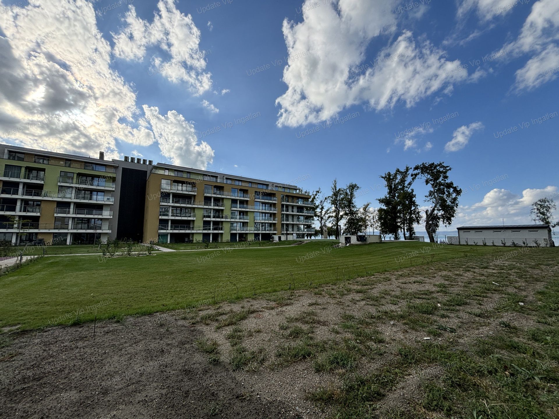 Siófok széplakon, újépítésű, vízparti, balatoni panorámás, medencés lakás eladó!