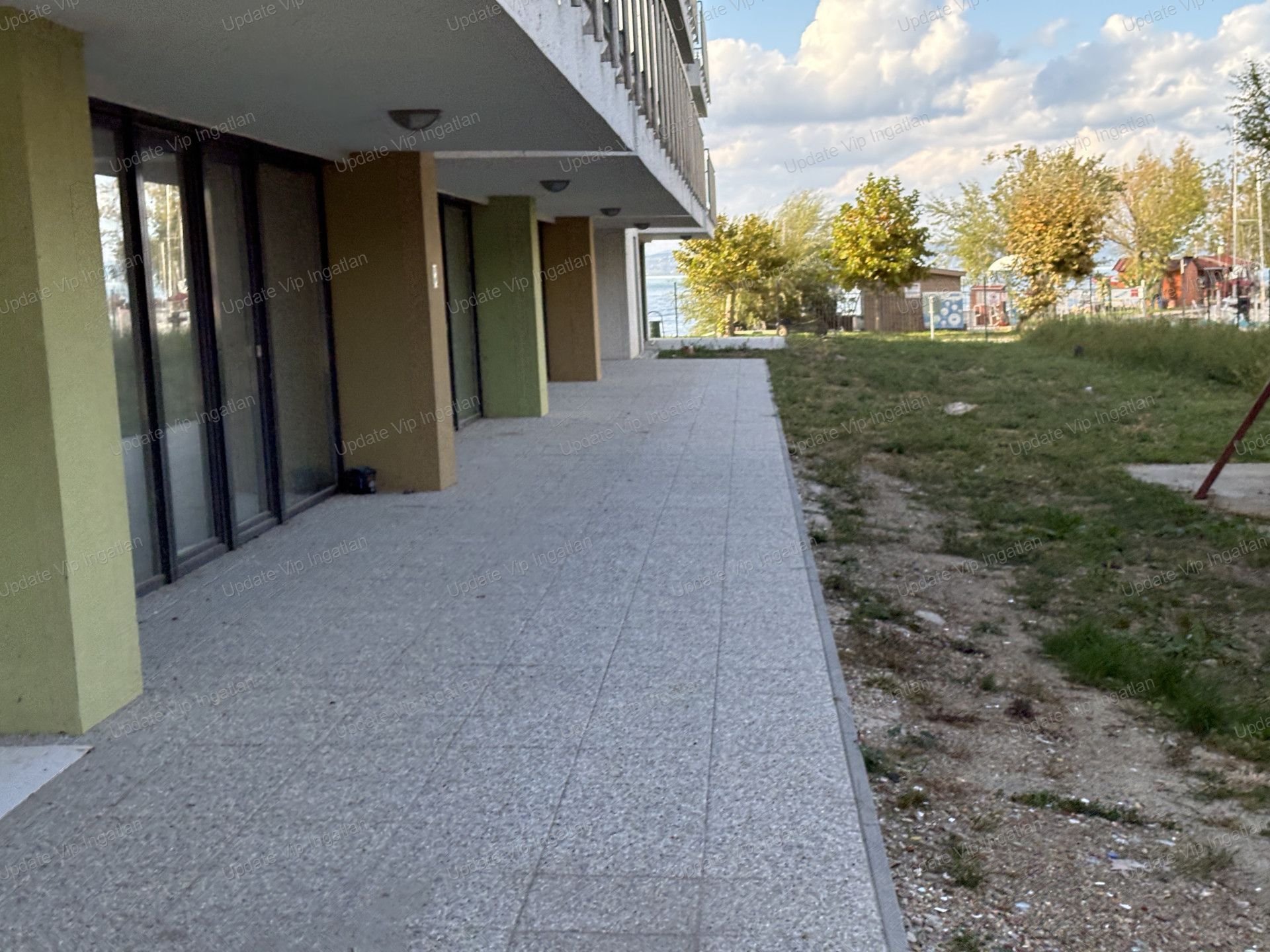 Siófok széplakon, újépítésű, vízparti, balatoni panorámás, medencés lakás eladó!