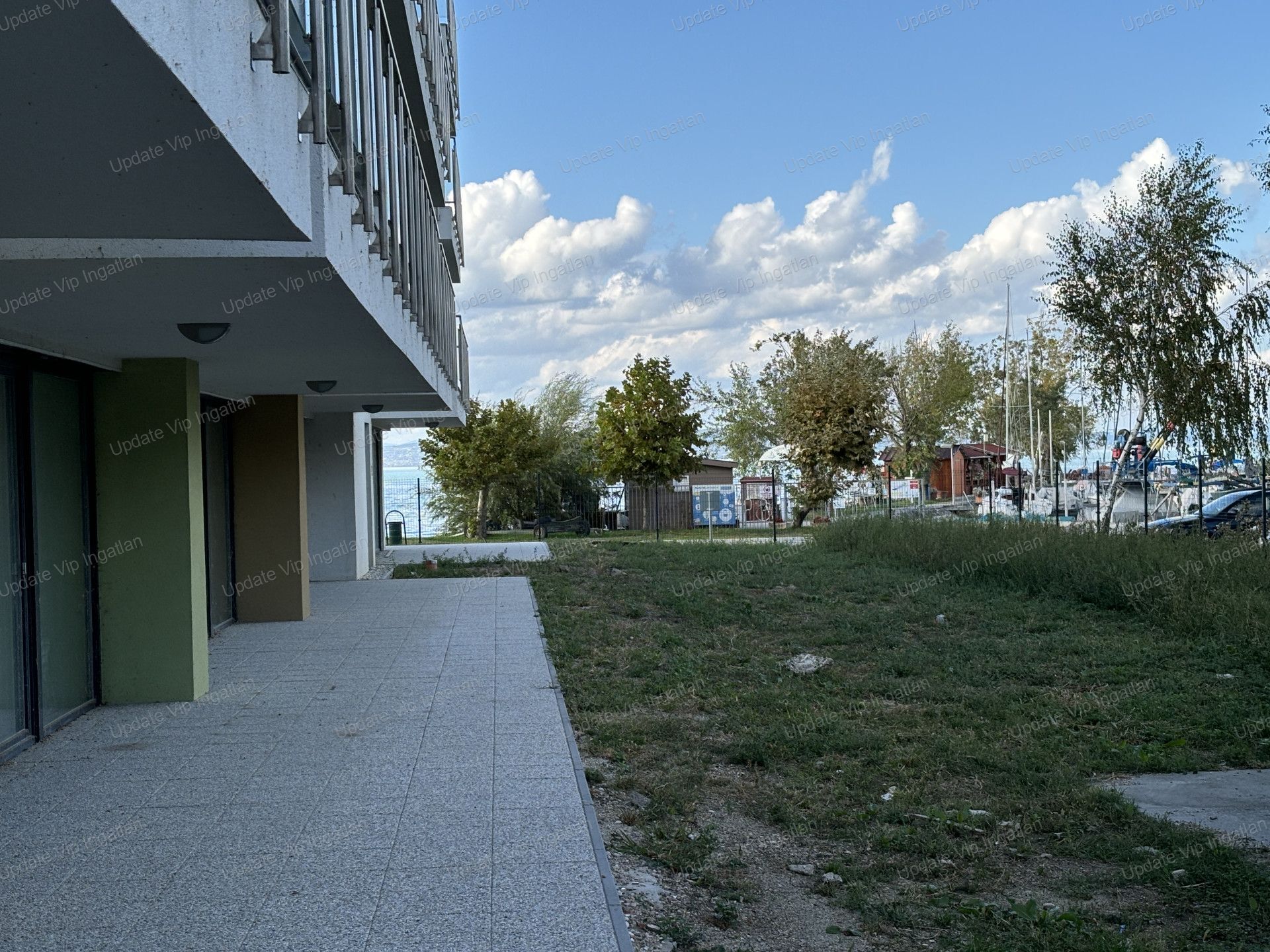 Siófok széplakon, újépítésű, vízparti, balatoni panorámás, medencés lakás eladó!
