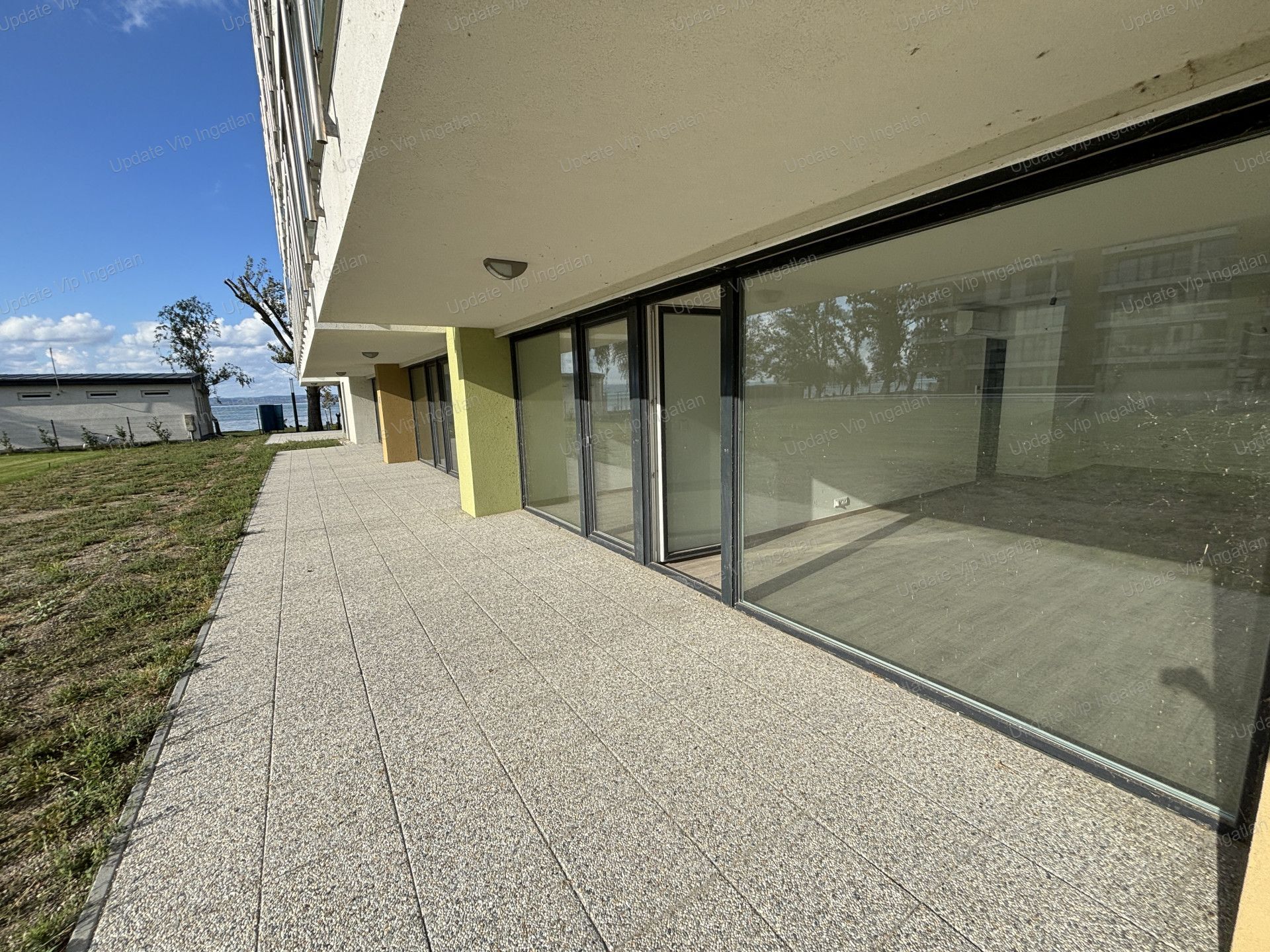 Siófok széplakon, újépítésű, vízparti, balatoni panorámás, medencés lakás eladó!