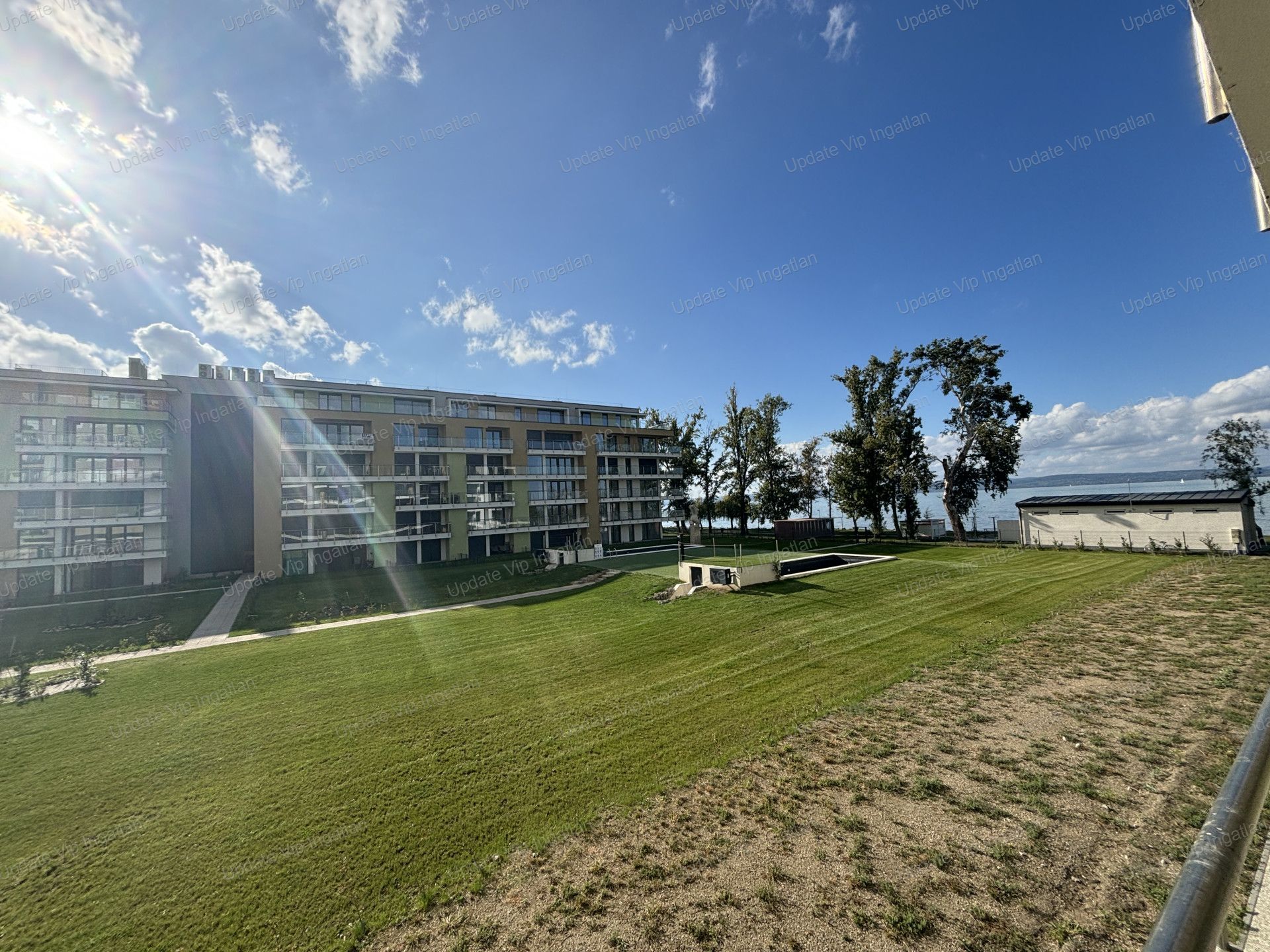 Siófok széplakon, újépítésű, vízparti, balatoni panorámás, medencés lakás eladó!