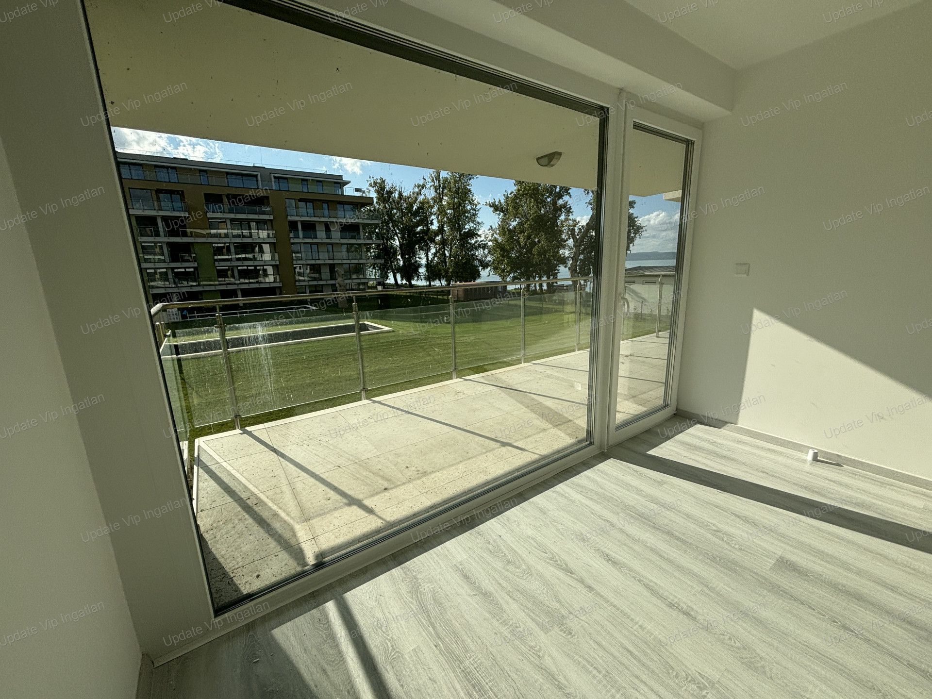 Siófok széplakon, újépítésű, vízparti, balatoni panorámás, medencés lakás eladó!