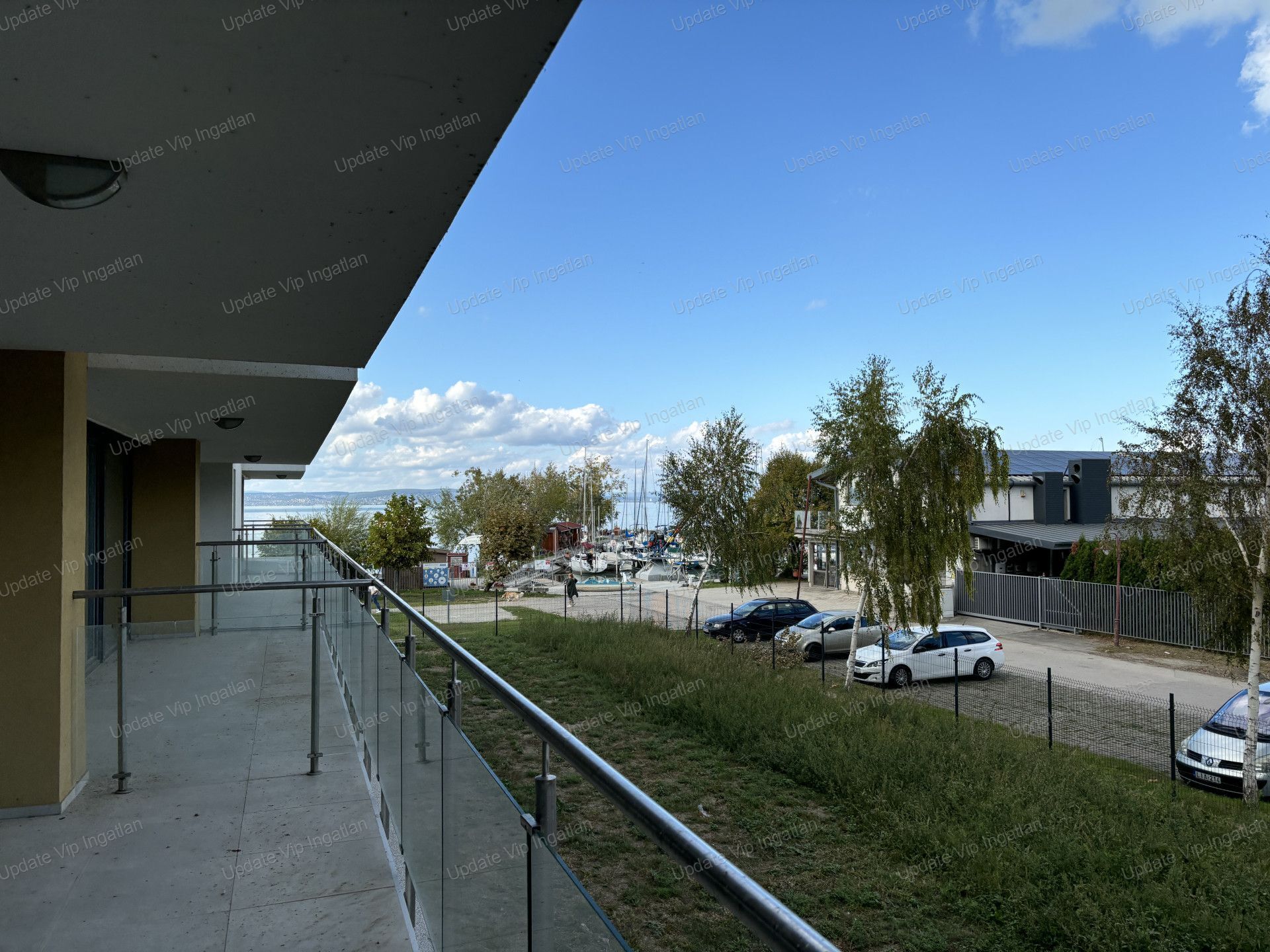 Siófok széplakon, újépítésű, vízparti, balatoni panorámás, medencés lakás eladó!