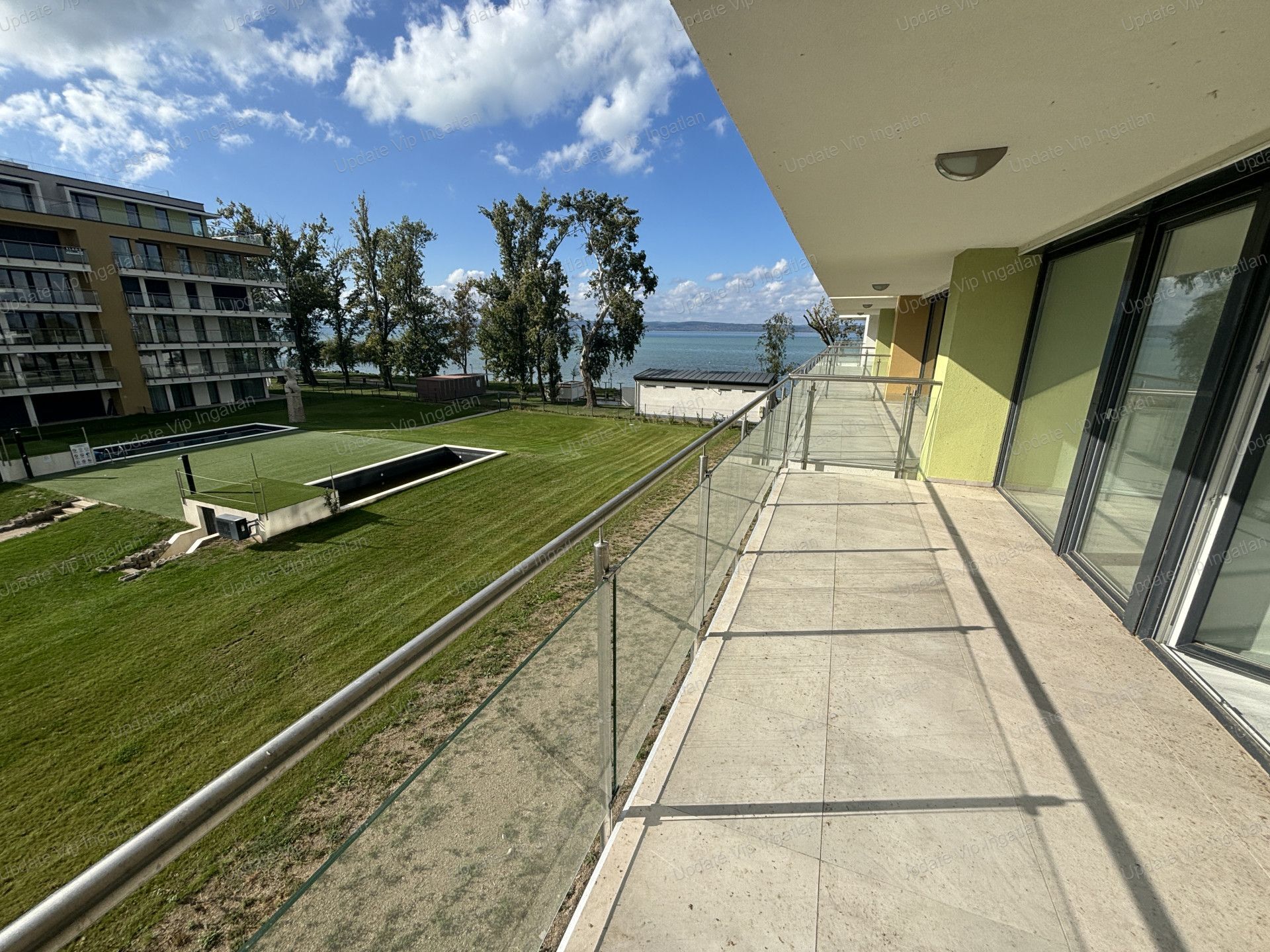 Siófok széplakon, újépítésű, vízparti, balatoni panorámás, medencés lakás eladó!