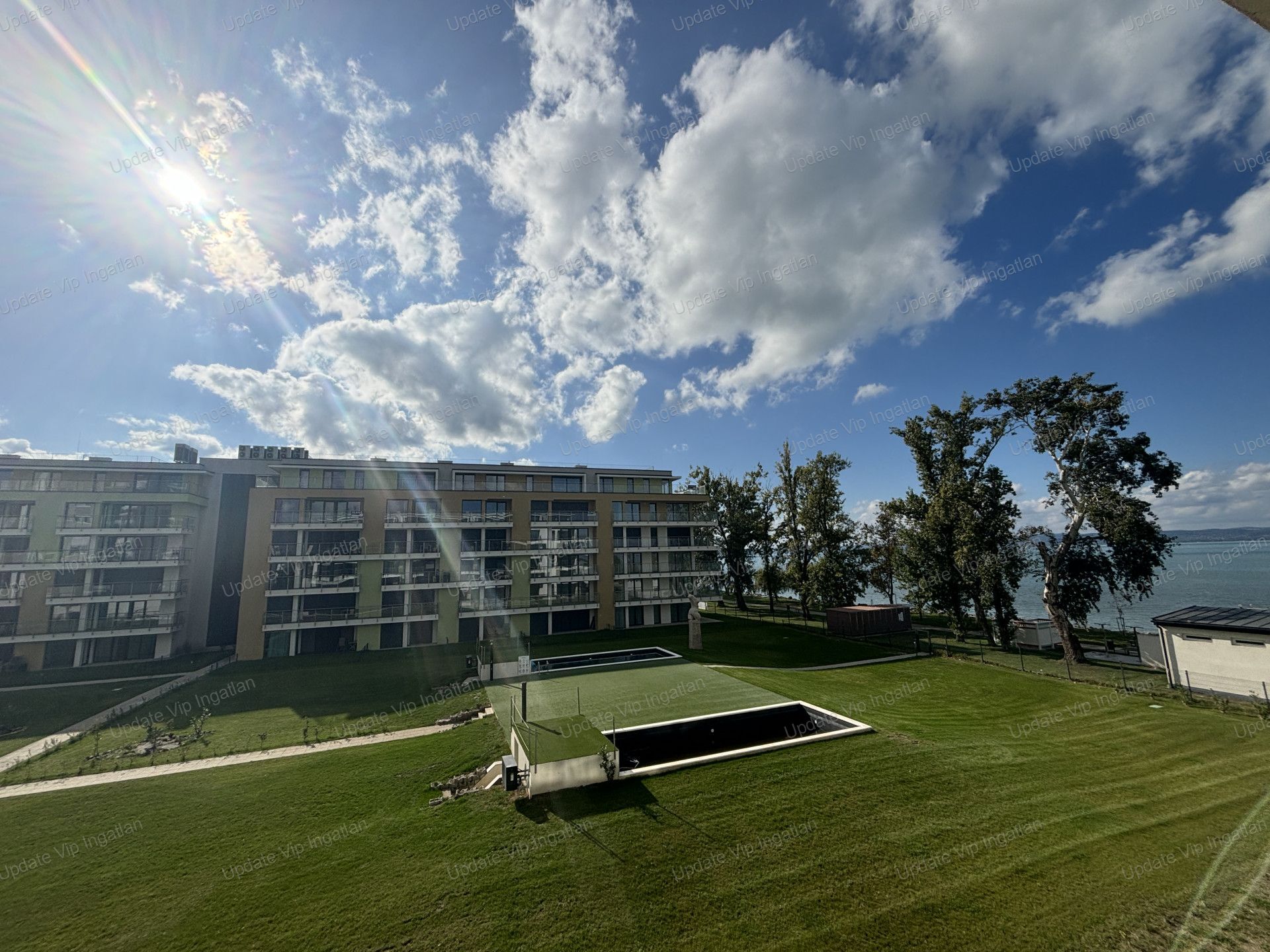 Siófok széplakon, újépítésű, vízparti, balatoni panorámás, medencés lakás eladó!