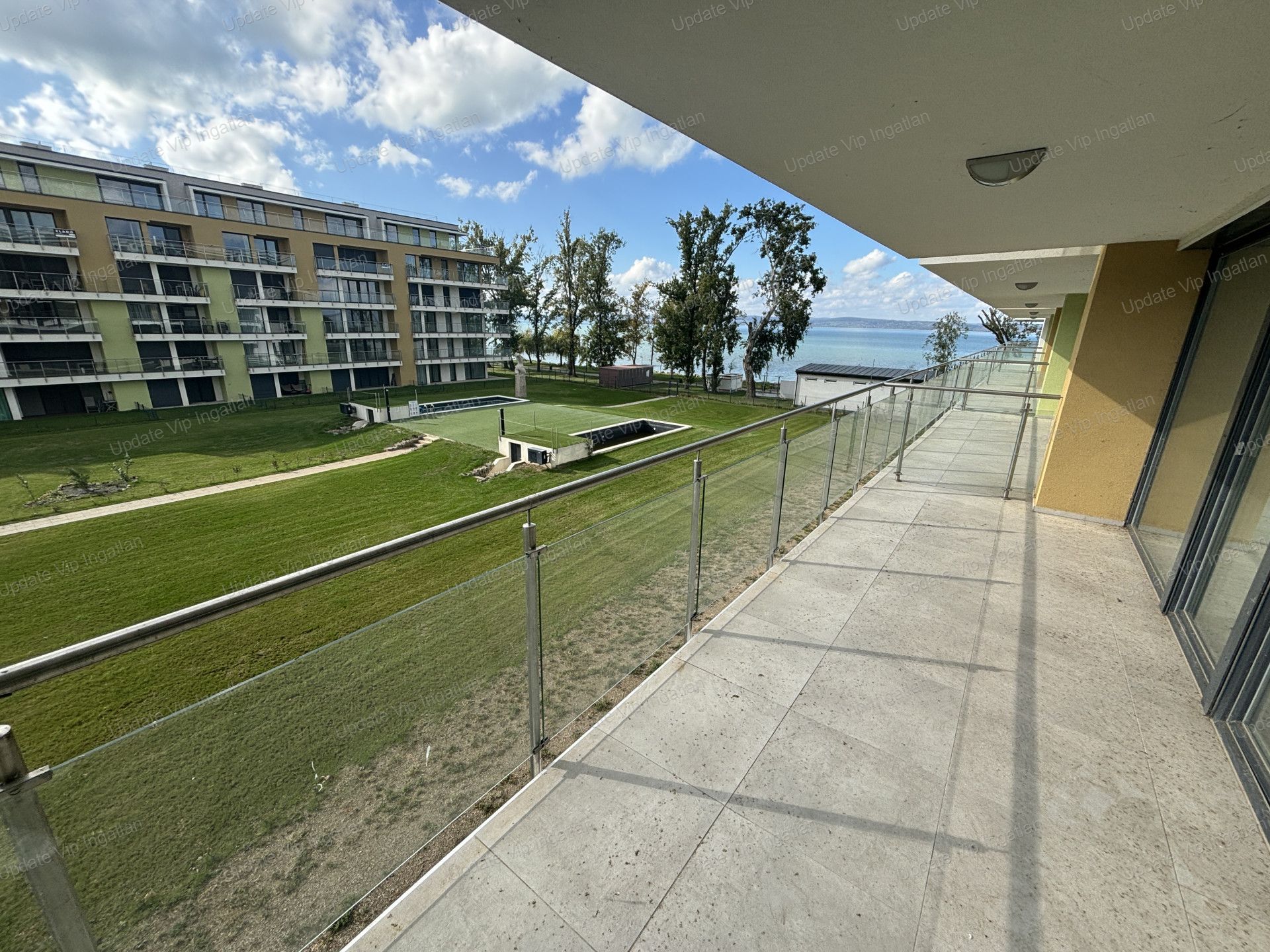 Siófok széplakon, újépítésű, vízparti, balatoni panorámás, medencés lakás eladó!