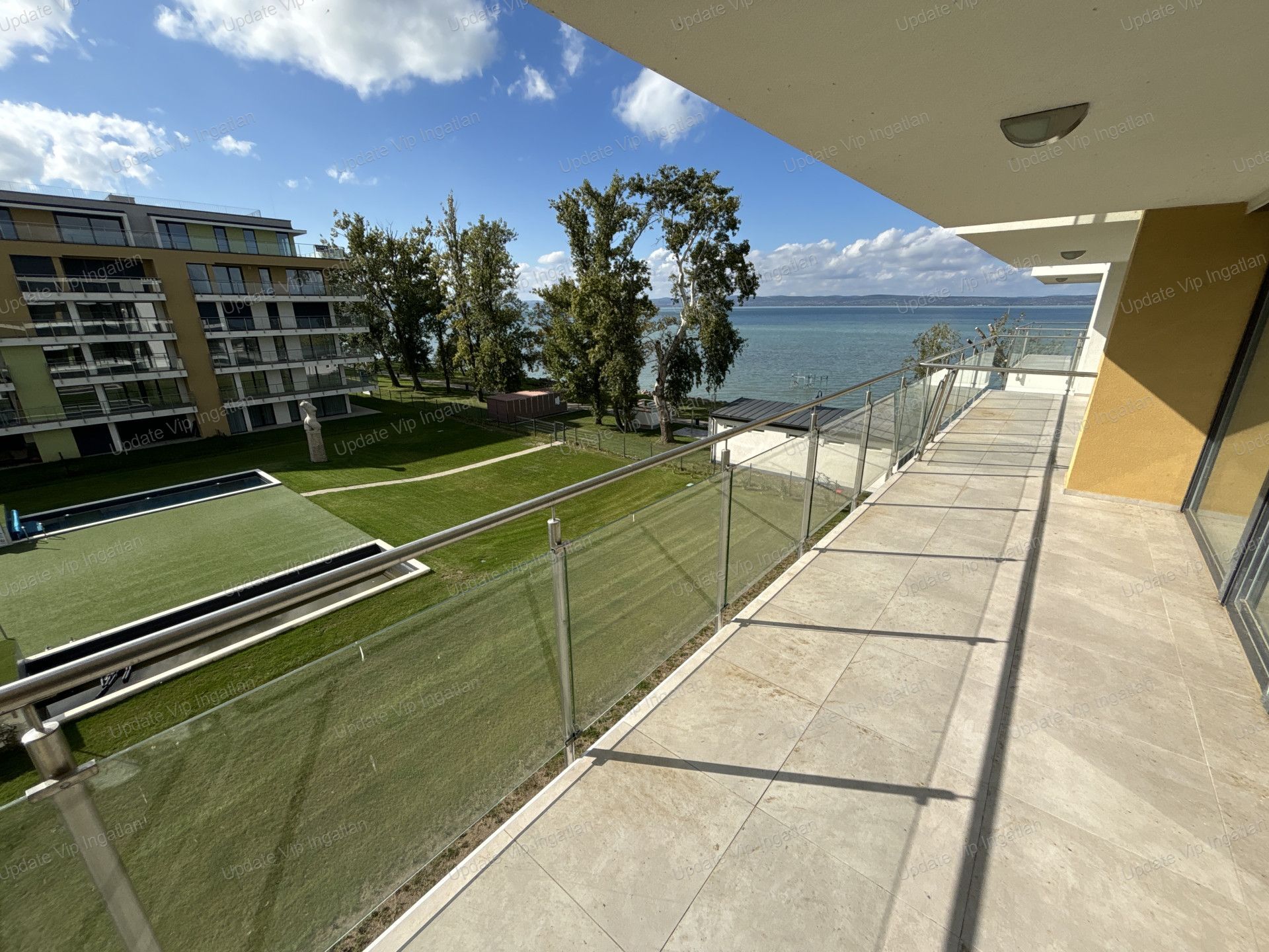 Siófok ezüstparton, újépítésű, vízparti, balatoni panorámás, medencés lakás eladó!