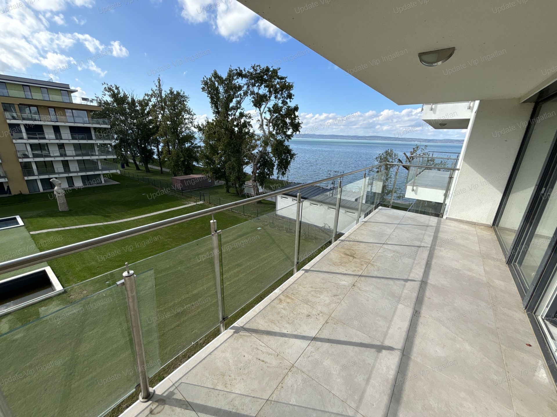 Siófok ezüstparton, újépítésű, vízparti, balatoni panorámás, medencés lakás eladó!