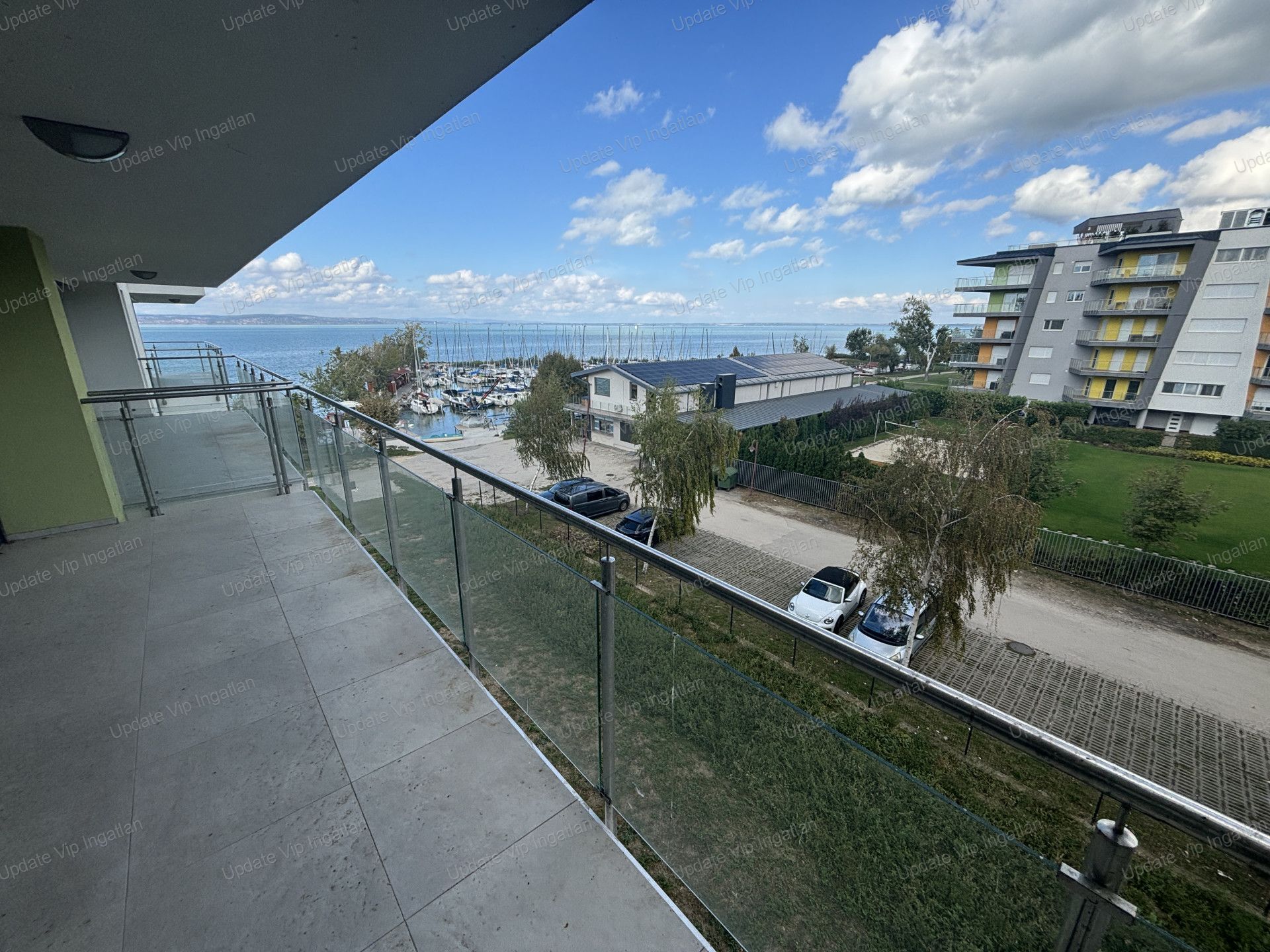 Siófok széplakon, újépítésű, vízparti, balatoni panorámás, medencés lakás eladó!