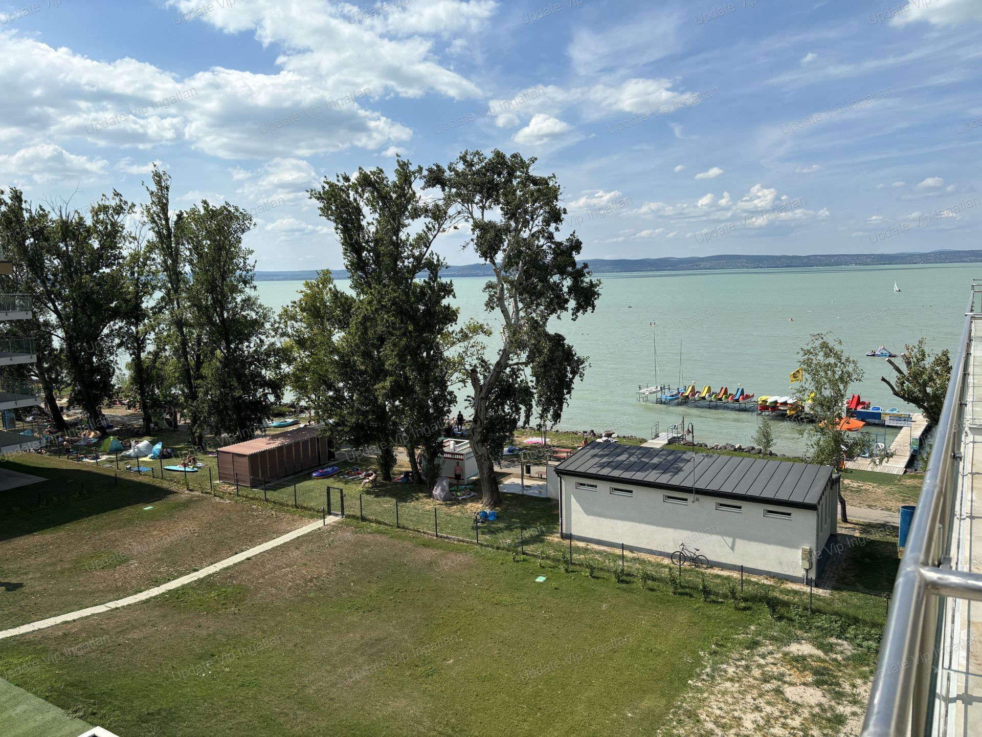 Siófok széplakon, újépítésű, vízparti, balatoni panorámás, medencés lakás eladó!
