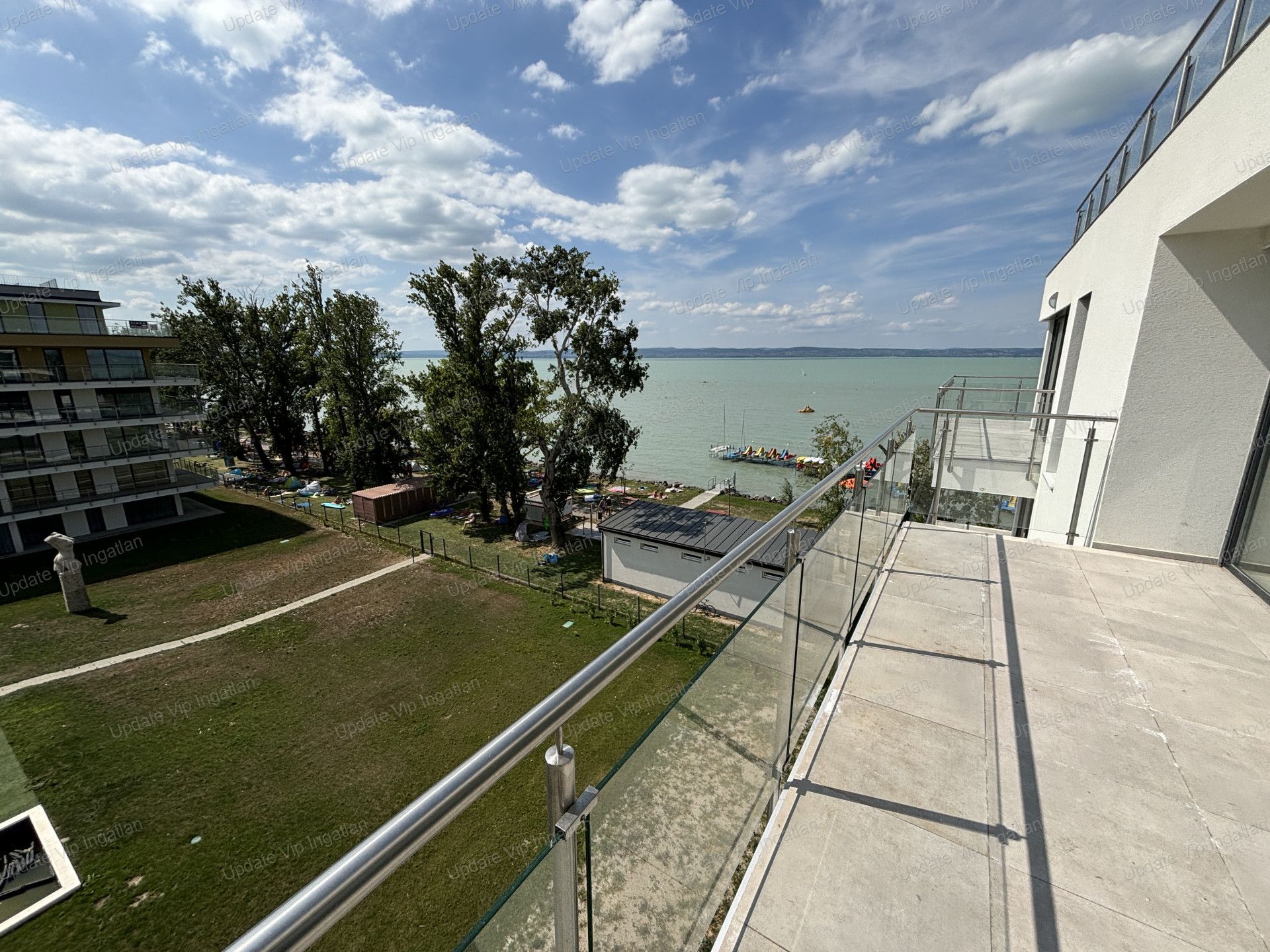 Siófok széplakon, újépítésű, vízparti, balatoni panorámás, medencés lakás eladó!