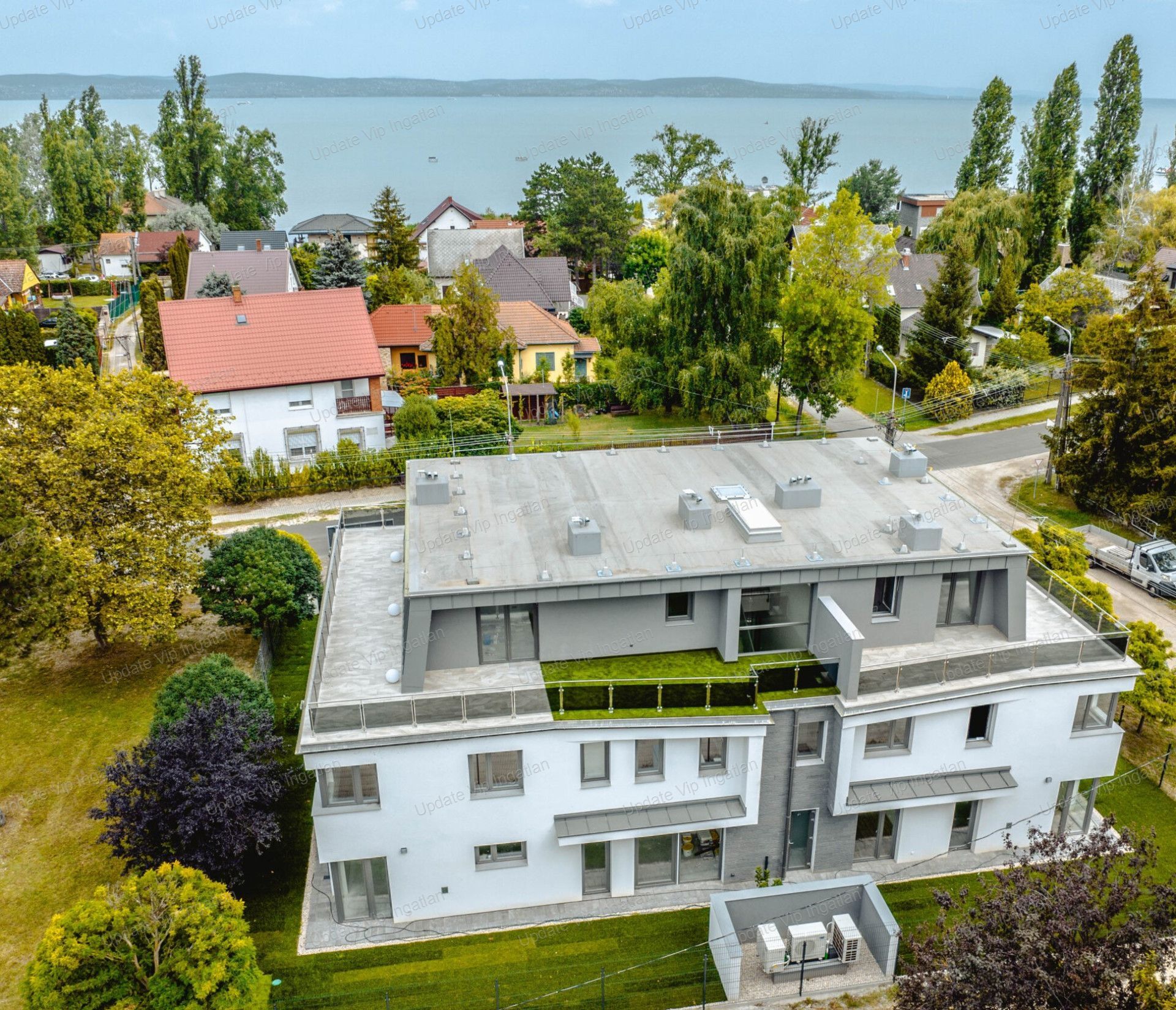Zamárdiban, vízközeli (balaton kb 50m!) újépítésű penthouse lakás eladó!