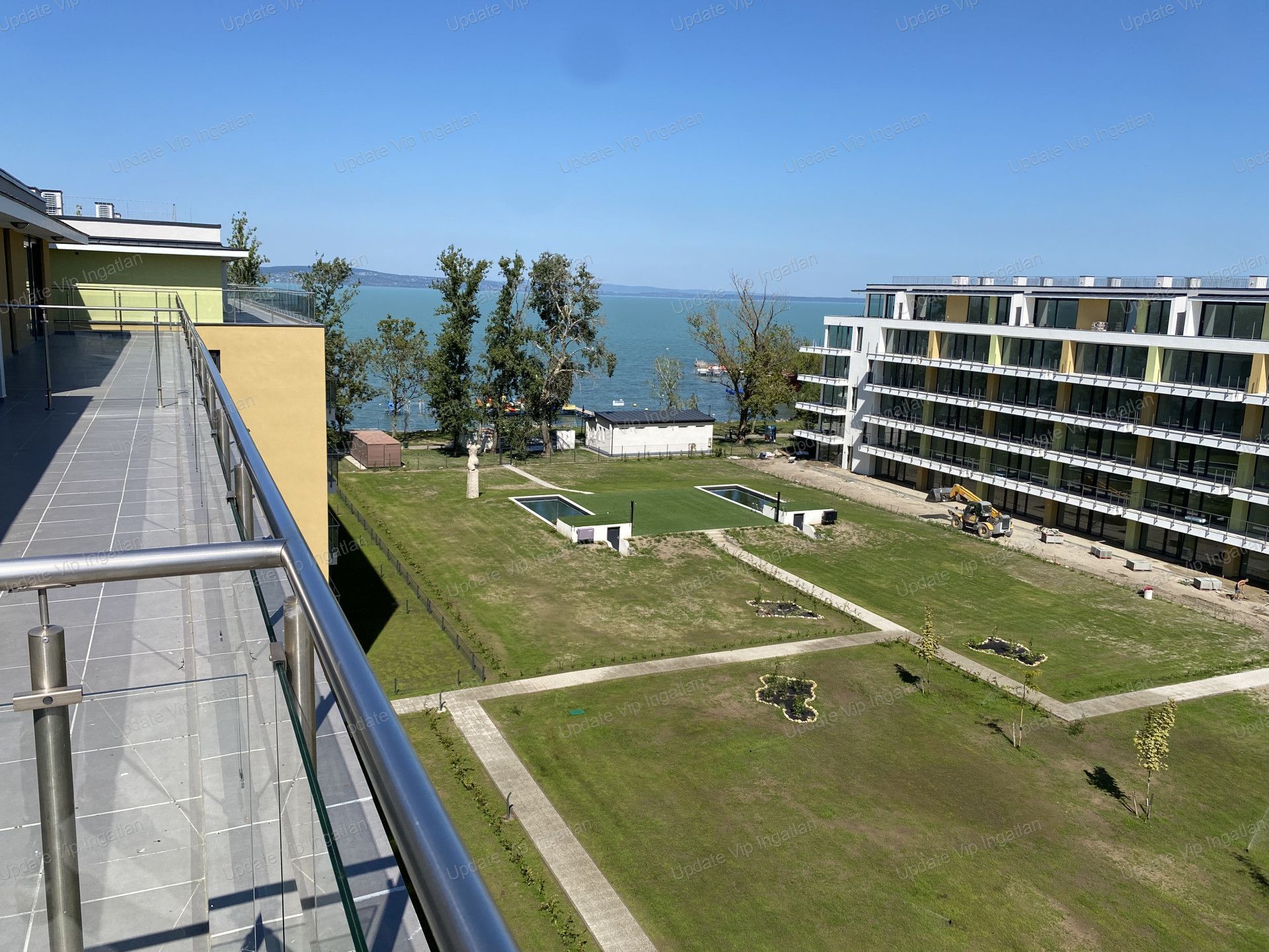 Siófok ezüstparton, új építésű, vízparti, örökpanorámás, medencés lakás eladó!