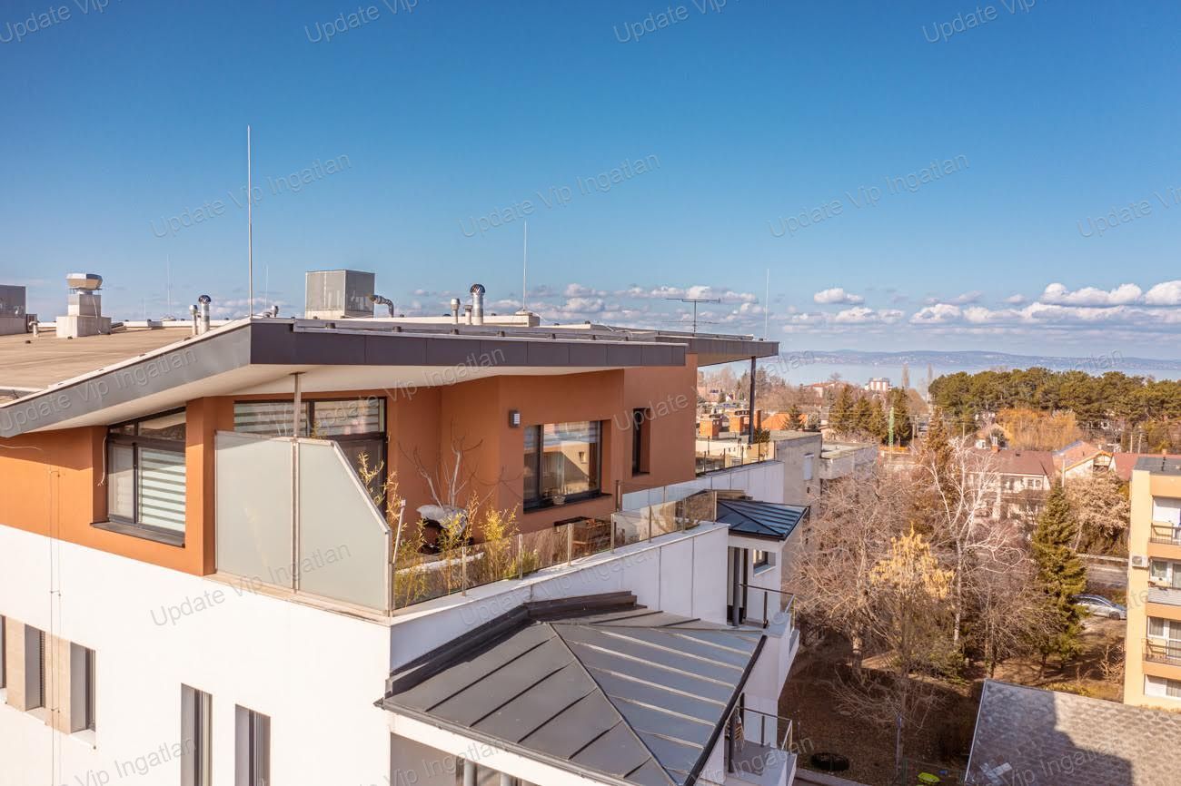 Siófok Fokihegyen igényes társasházban részpanorámás penthouse lakás eladó!