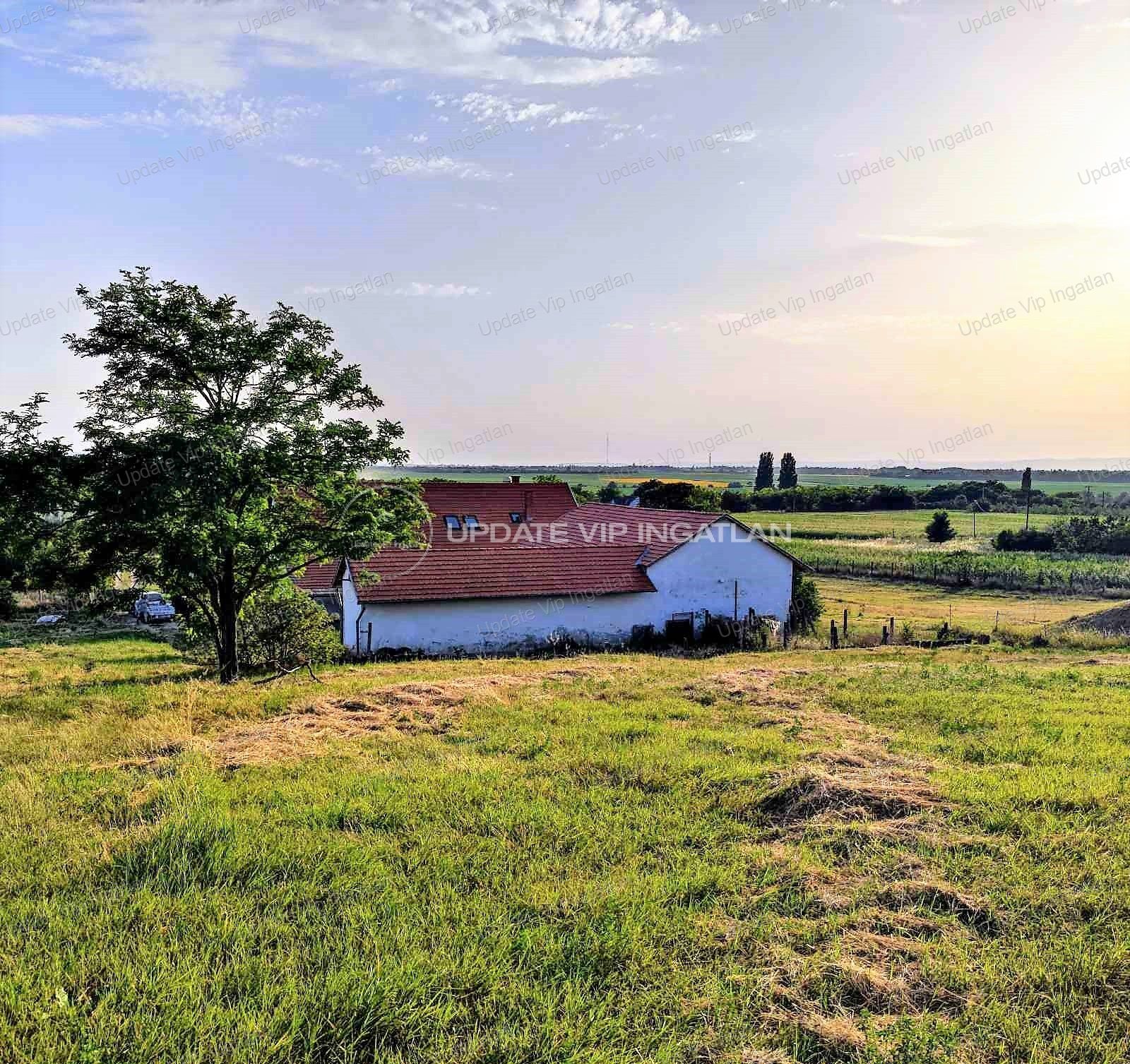 Balatonszabadi külsőhegyi, részben panorámás részén lovas tanya eladó!