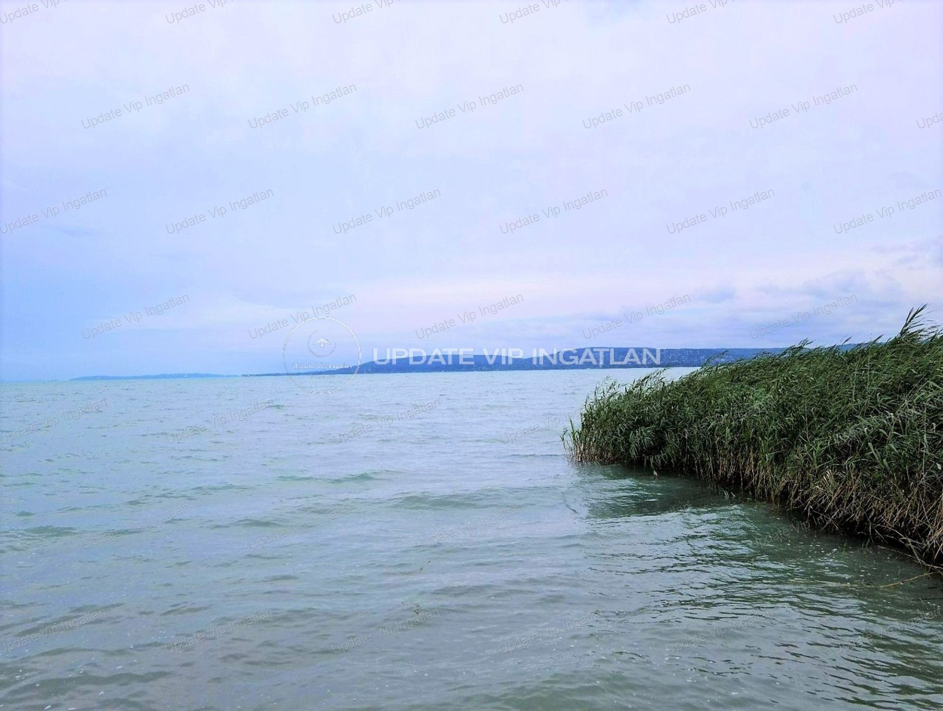Balatonkenesén sajátvízpartos telek eladó!