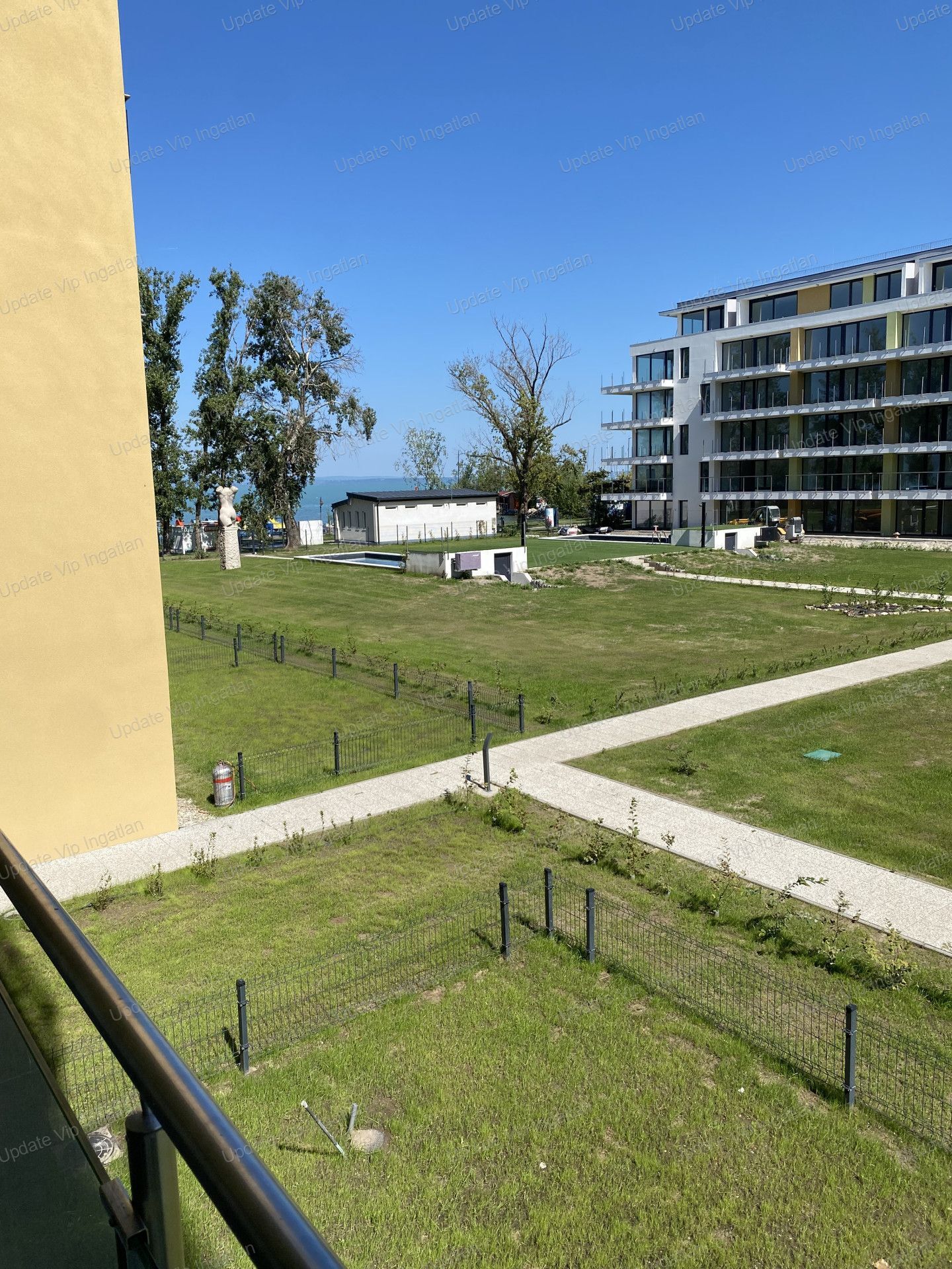 Siófok ezüstparton, új építésű, vízparti, örökpanorámás, medencés lakás eladó!