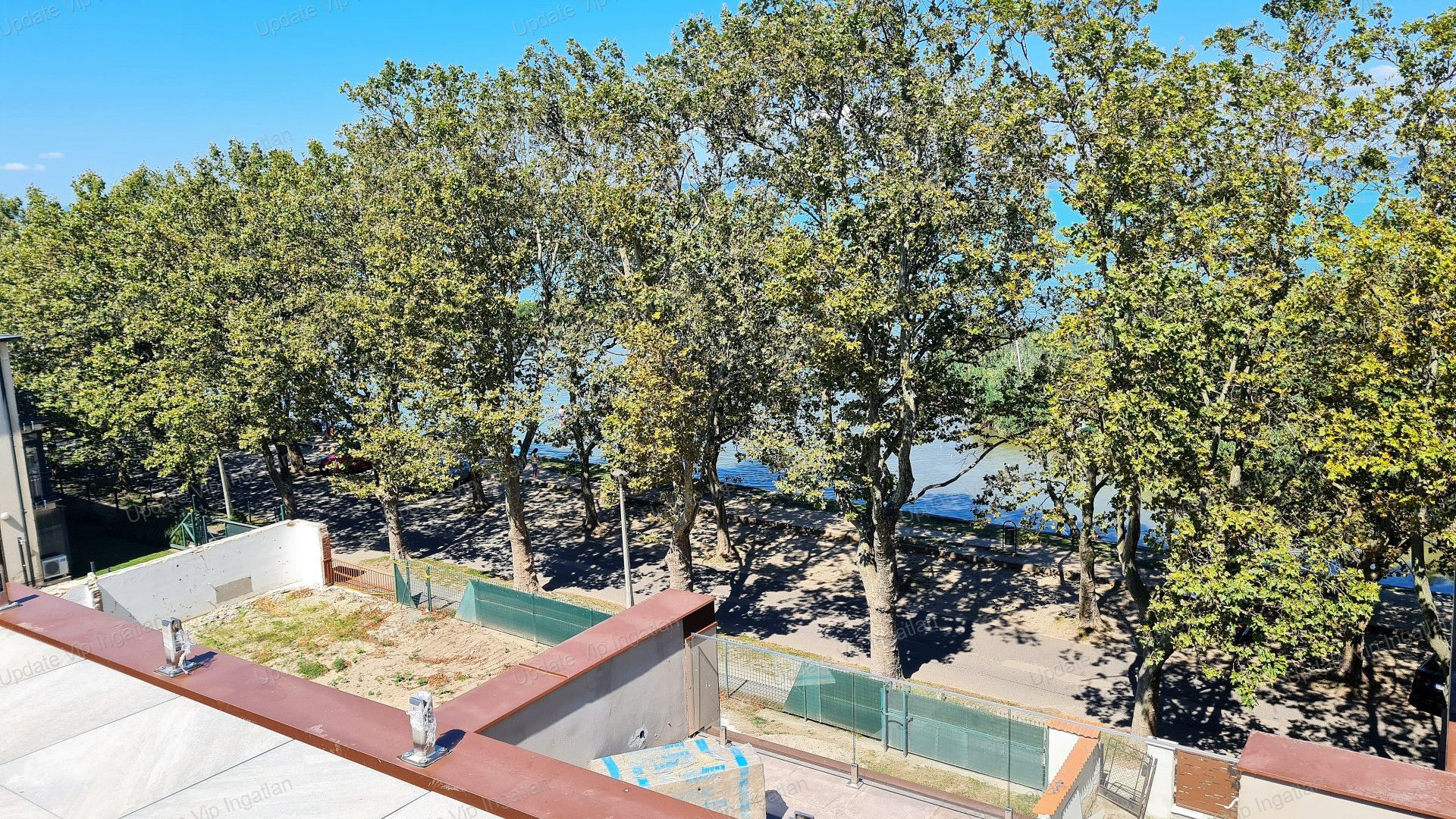 SIÓFOK ARANYPARTON VÍZPARTI, ÚJÉPÍTÉSŰ PANORÁMÁS PENTHOUSE LAKÁS ELADÓ!