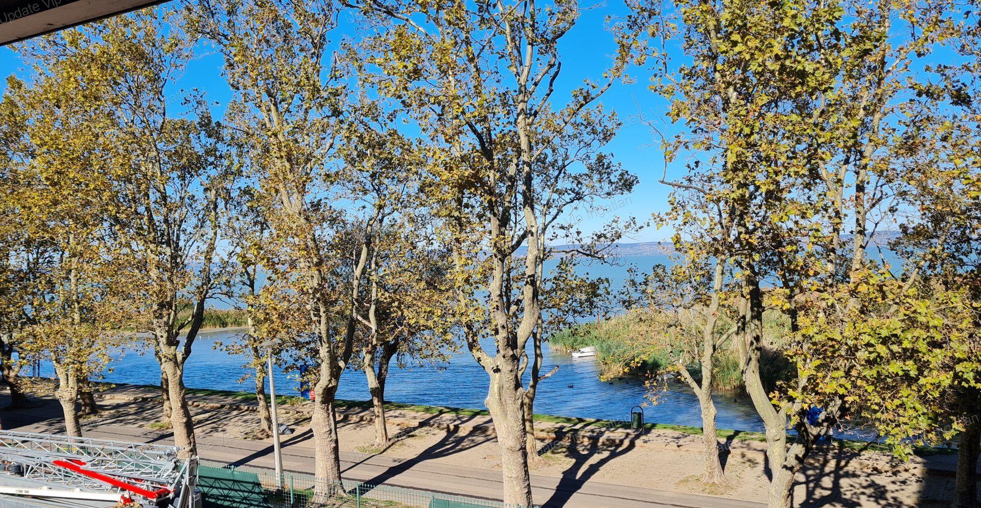 SIÓFOK ARANYPARTON VÍZPARTI, ÚJÉPÍTÉSŰ, AZONNAL BIRTOKBAVEHETŐ PANORÁMÁS LAKÁS ELADÓ!