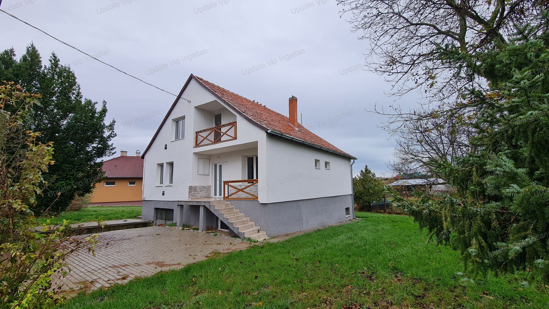 SIÓFOK KÖZELÉBEN (16km) BALATONBOZSOKON CSALÁDI HÁZ ELADÓ!